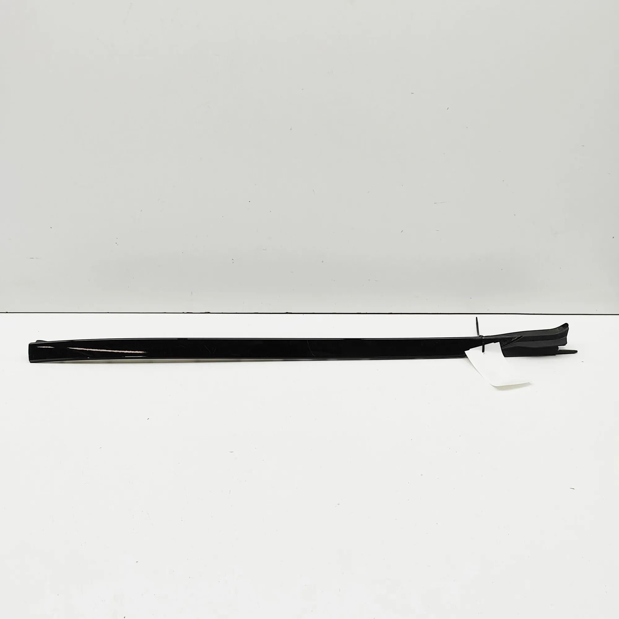 BMW X5 (G05) Windshield Right Vertical Trim Windshield Right Vertical Trim — BMW X5 (G05) (...