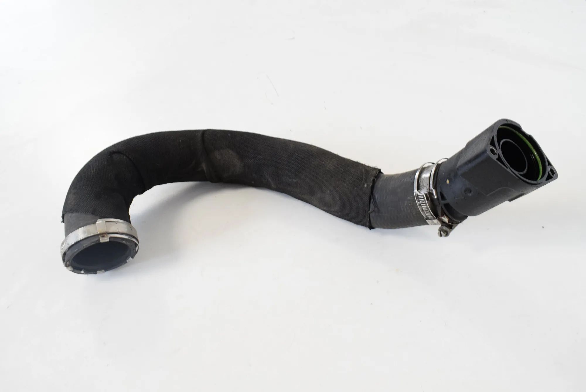 Audi A6 (C6) Intercooler hose — right Intercooler hose — right — AUDI A6 (4F2, C6) (2...