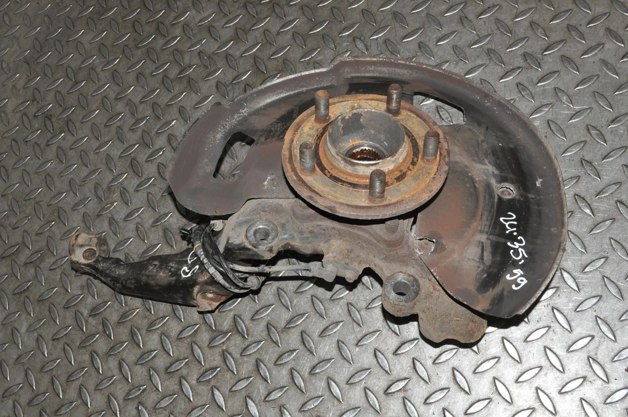 Land Rover Discovery Front Right Wheel Hub Front Right Wheel Hub — LAND ROVER DISCOVERY (I...