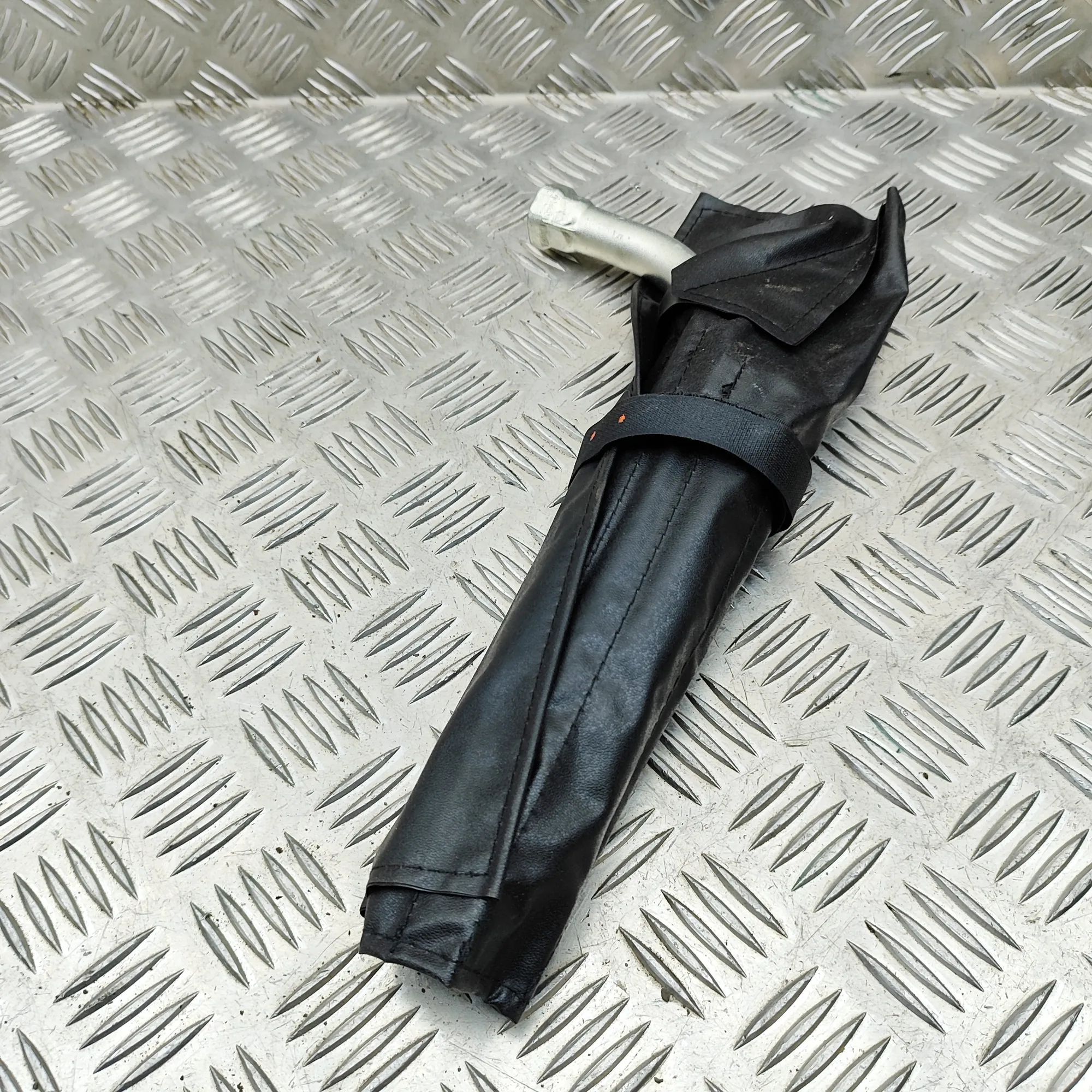 Audi A4 (B9) Tool Kit Tool Kit — AUDI A4 (Avant 8W5, B9) (2015-...) —...