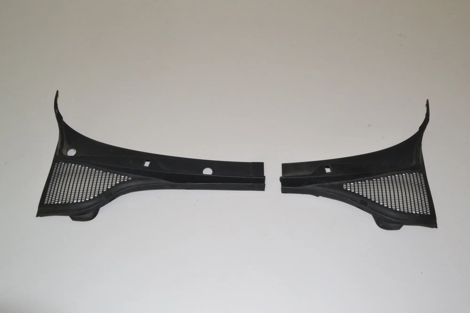 Skoda Octavia Front Wiper Cowl Trim Front Wiper Cowl Trim — SKODA OCTAVIA (III 5E3)...