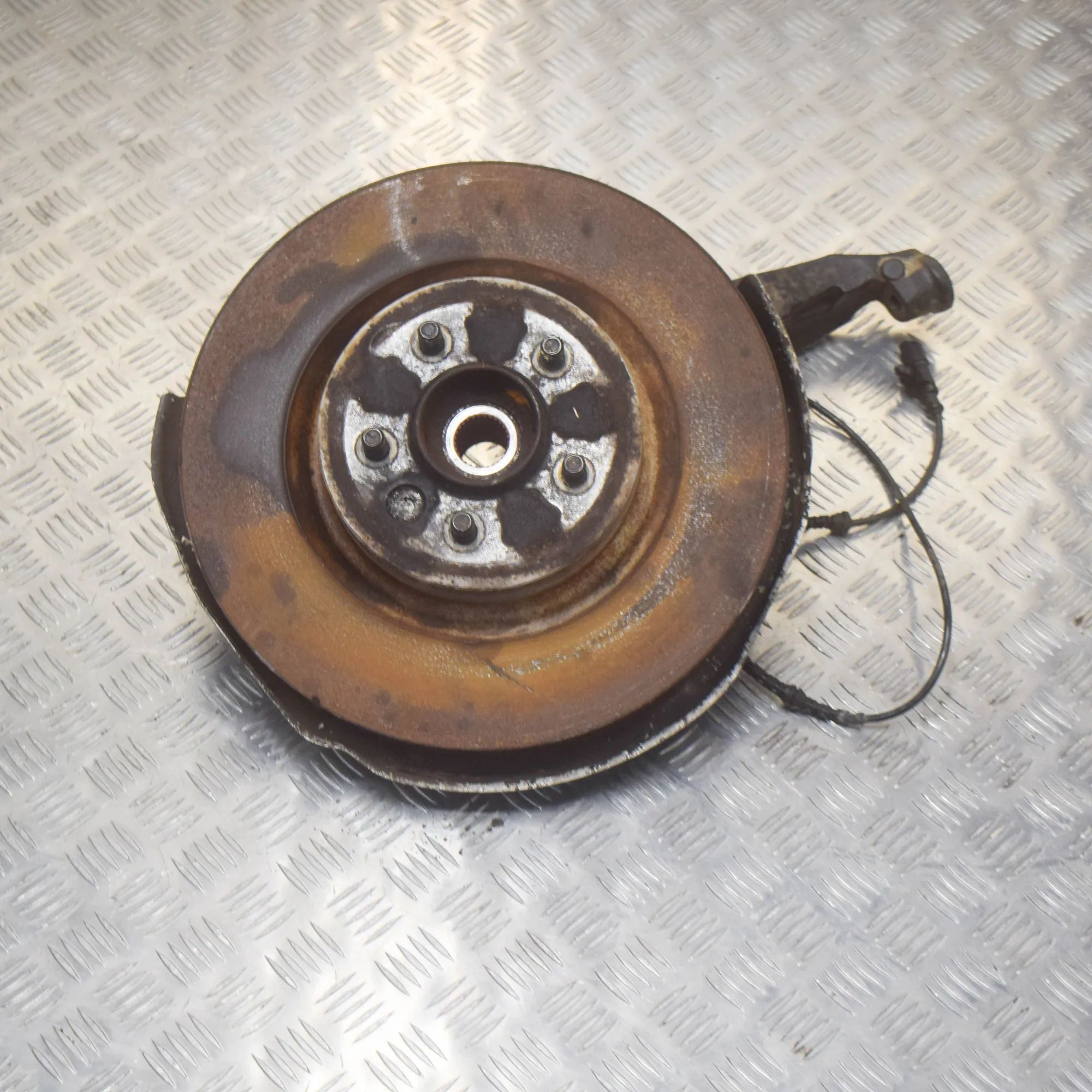 Land Rover Discovery Front Right Wheel Hub Front Right Wheel Hub — LAND ROVER DISCOVERY (I...