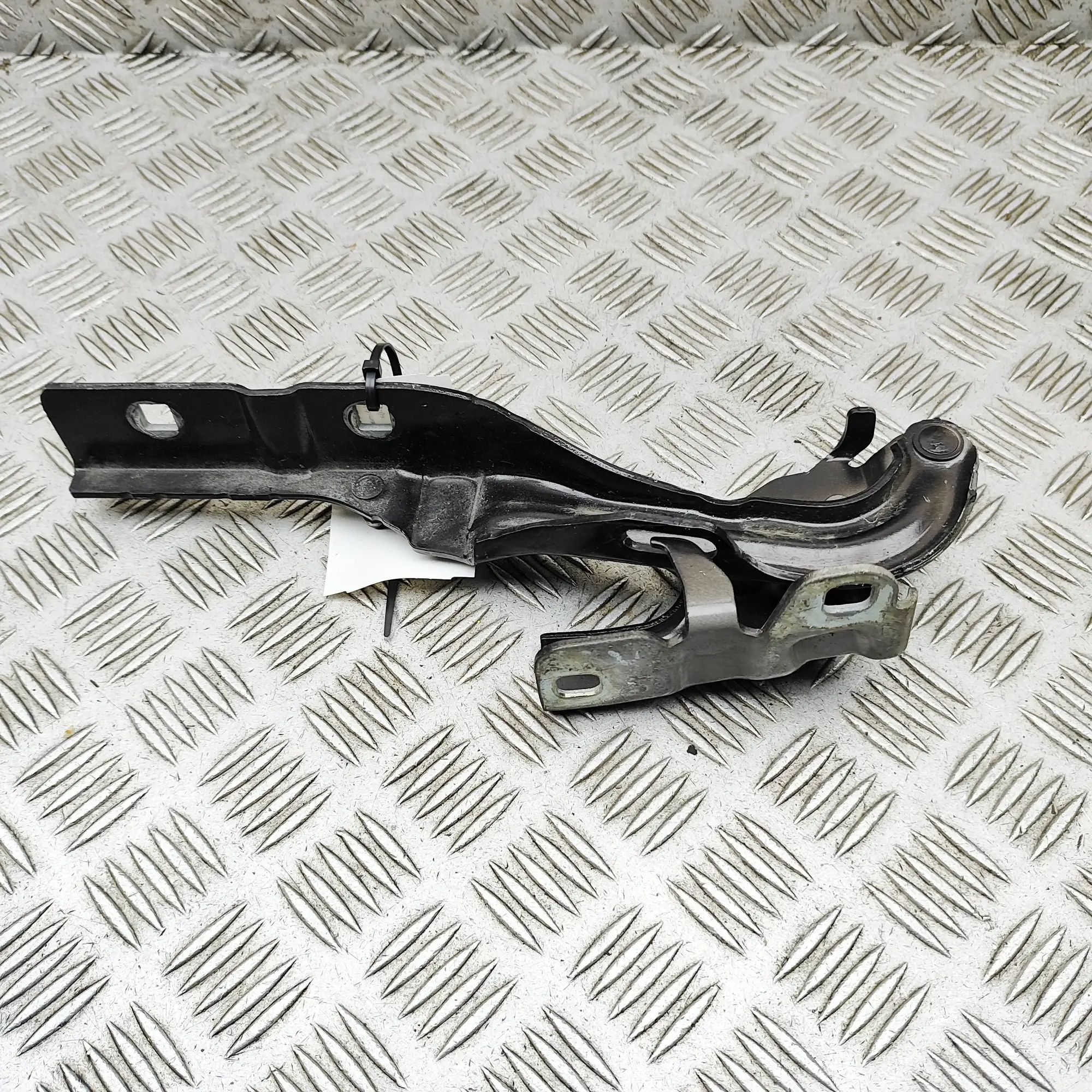 Alfa-Romeo Giulietta (940) Bonnet hinge — front right Bonnet hinge — front right — ALFA ROMEO GIULIET...
