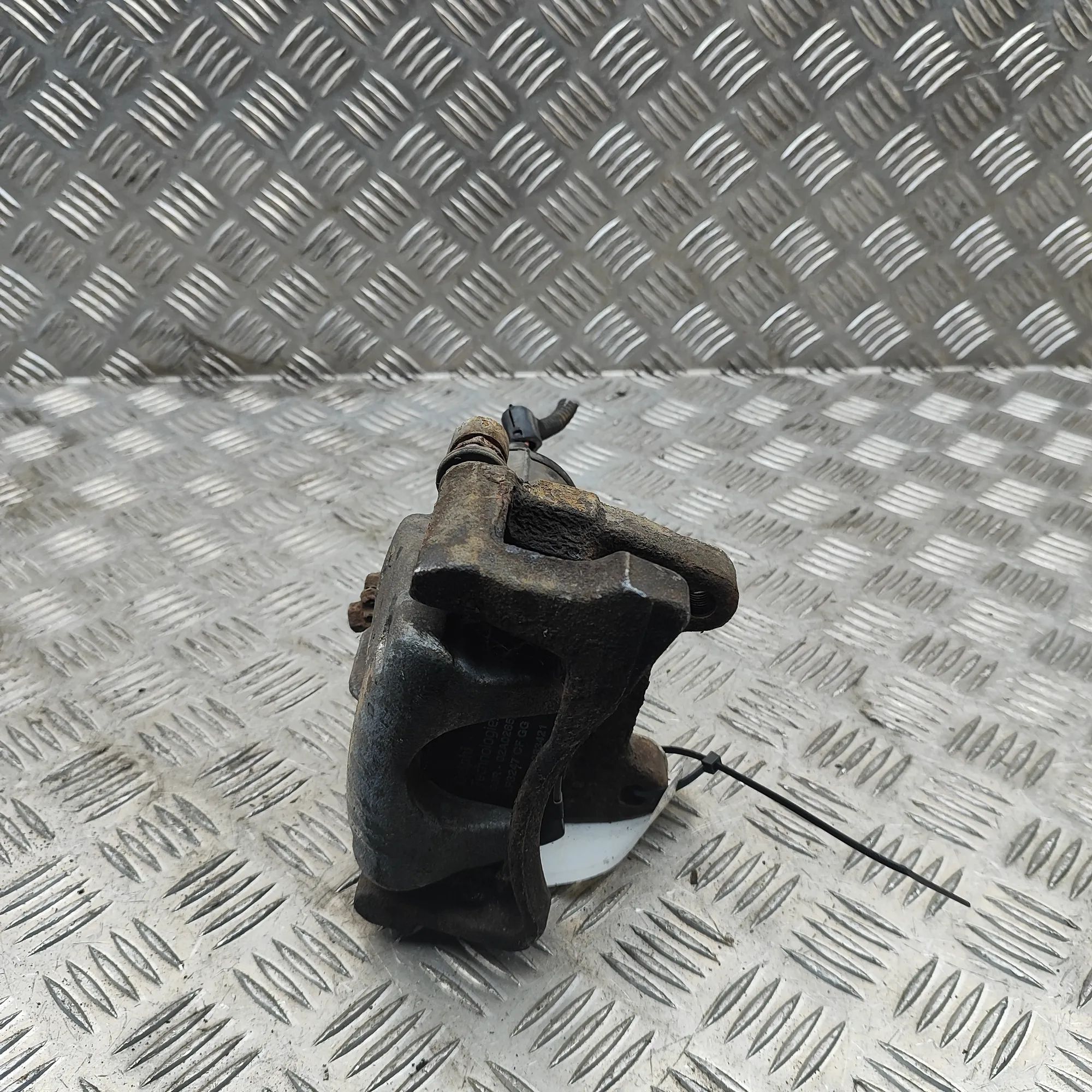 Audi Q3 (8U) Brake caliper — rear right Brake caliper — rear right — AUDI Q3 (8U) (2011...