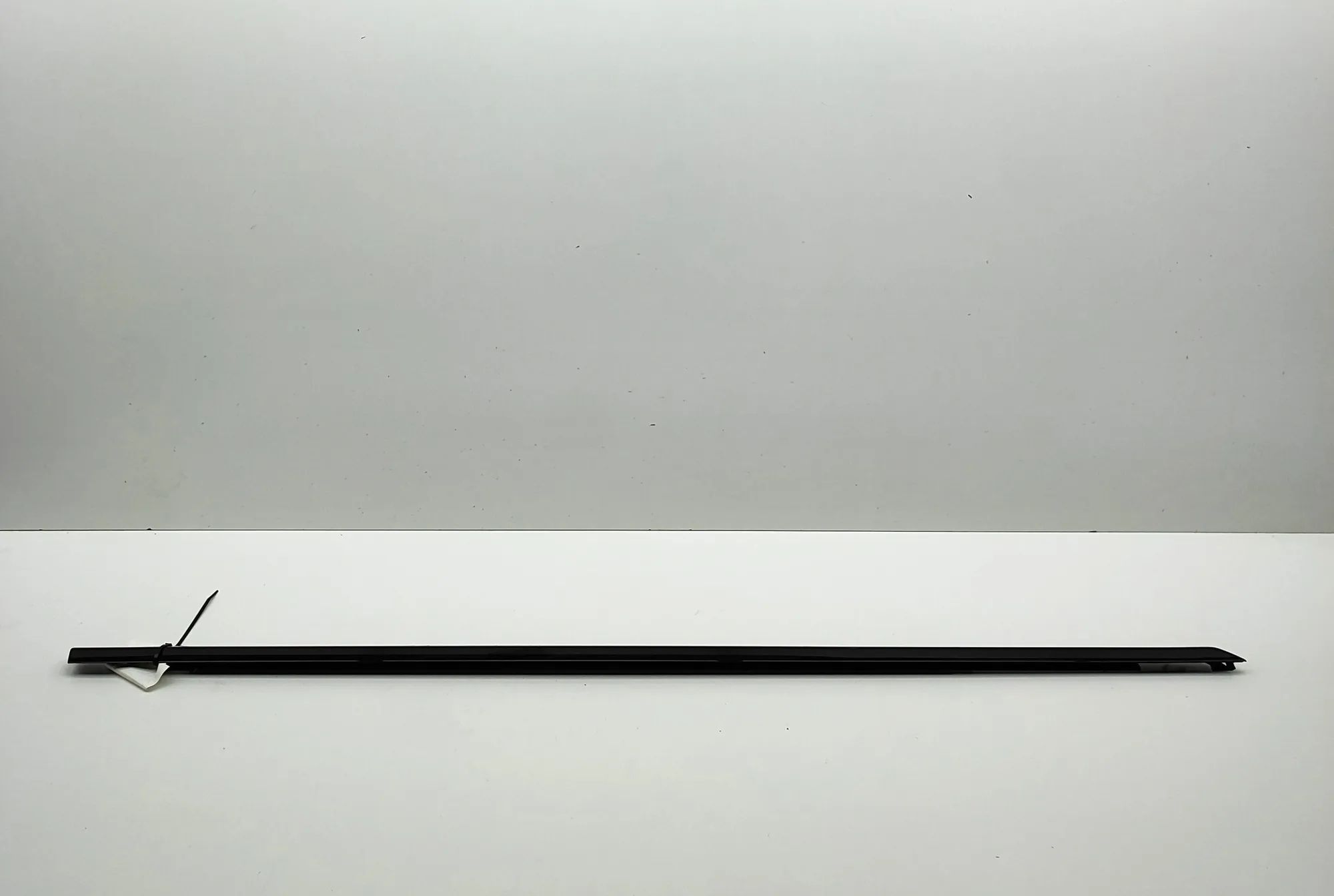 Land Rover Range Rover Sport (L494) Door window moulding — front — right Door window moulding — front — right — LAND ROV...