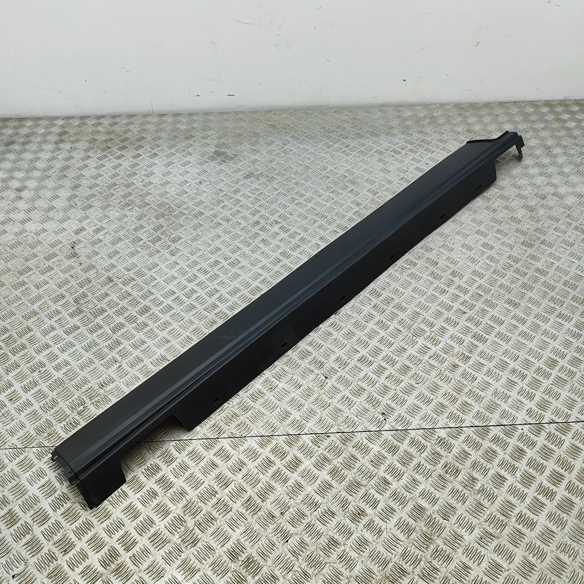 Land Rover Range Rover Sport (L494) Right Side Plastic Sideskirt Cover Right Side Plastic Sideskirt Cover — LAND ROVER...