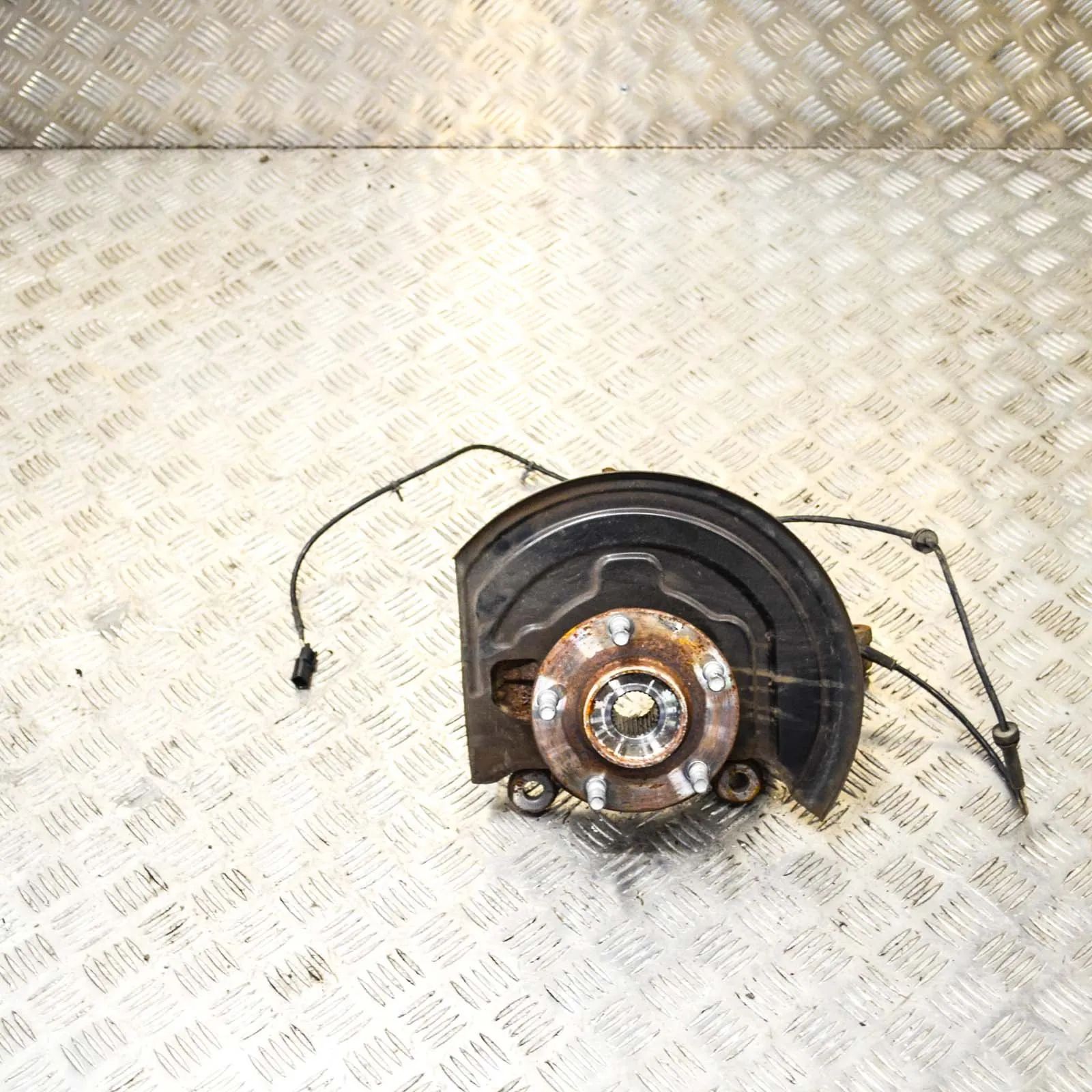 Nissan Leaf Front Right Wheel Hub Front Right Wheel Hub — NISSAN LEAF (ZE0) (2010...