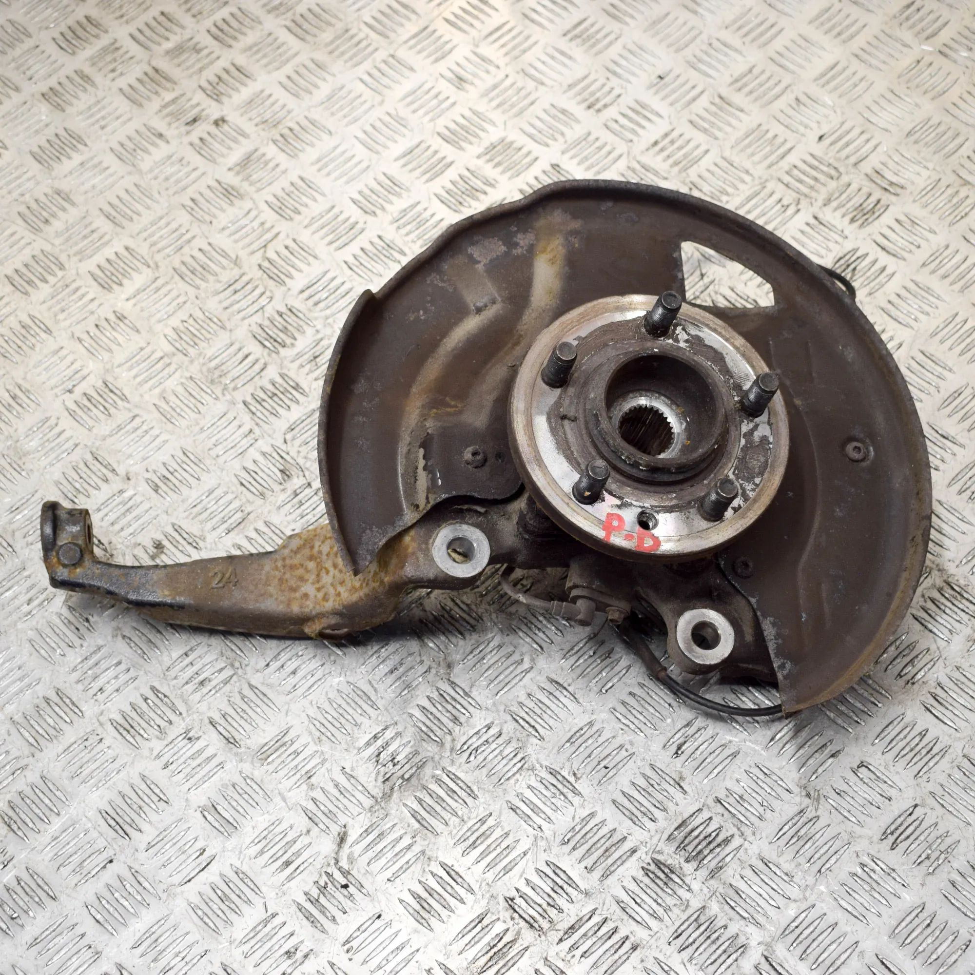 Land Rover Discovery Front Right Wheel Hub Front Right Wheel Hub — LAND ROVER DISCOVERY (I...