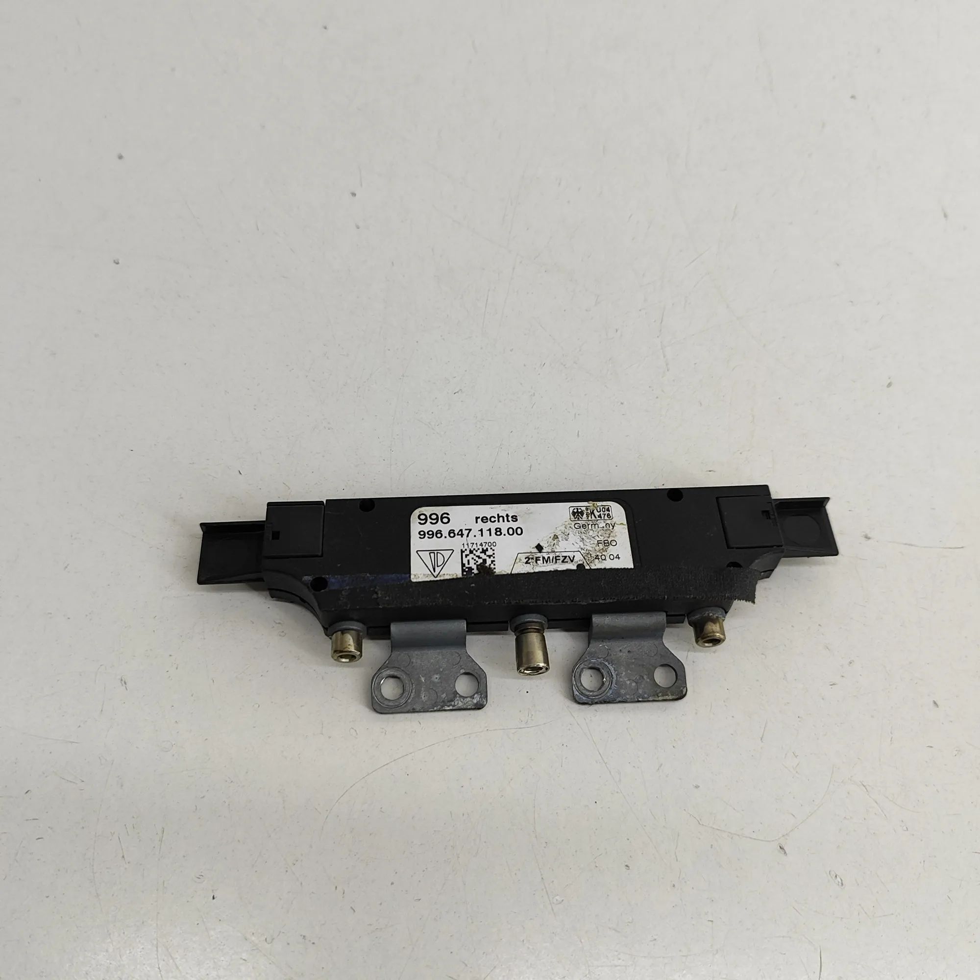 Porsche 911 (996) Antenna Amplifier Antenna Amplifier — PORSCHE 911 (Cabrio 996) (1...