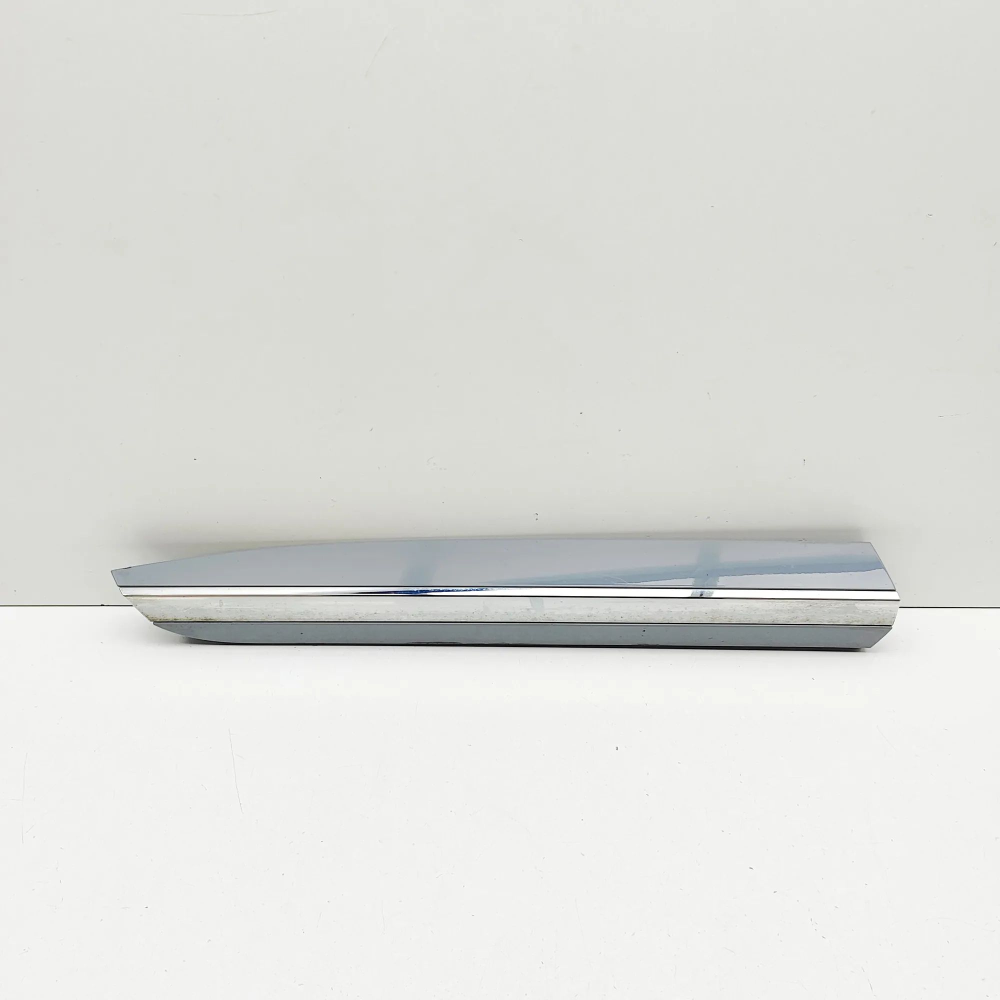 Volkswagen Arteon Lower door moulding — rear — right Lower door moulding — rear — right — VW ARTEON ...