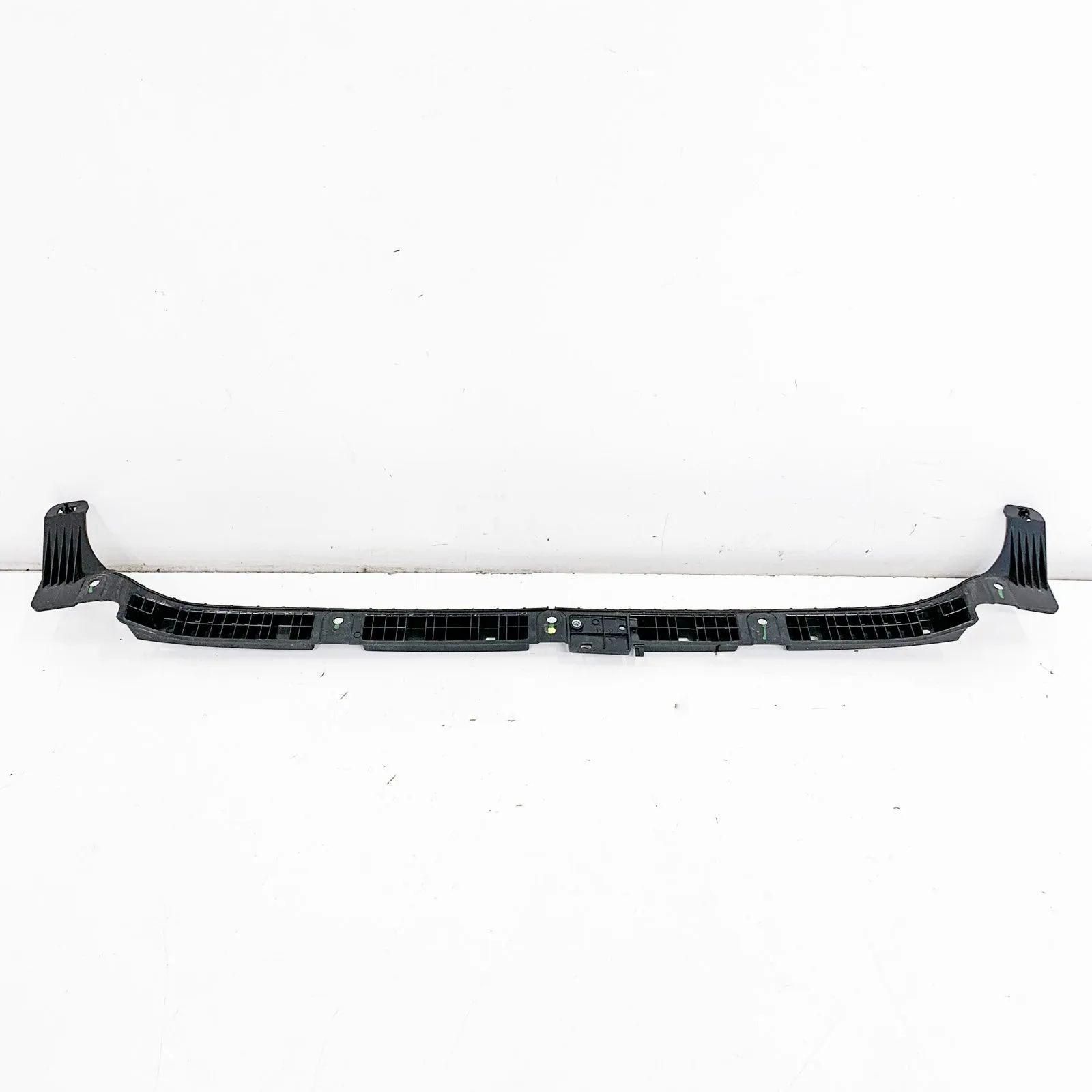 Tesla Model 3 Rear Bumper Middle Bracket Rear Bumper Middle Bracket — TESLA MODEL 3 (201...