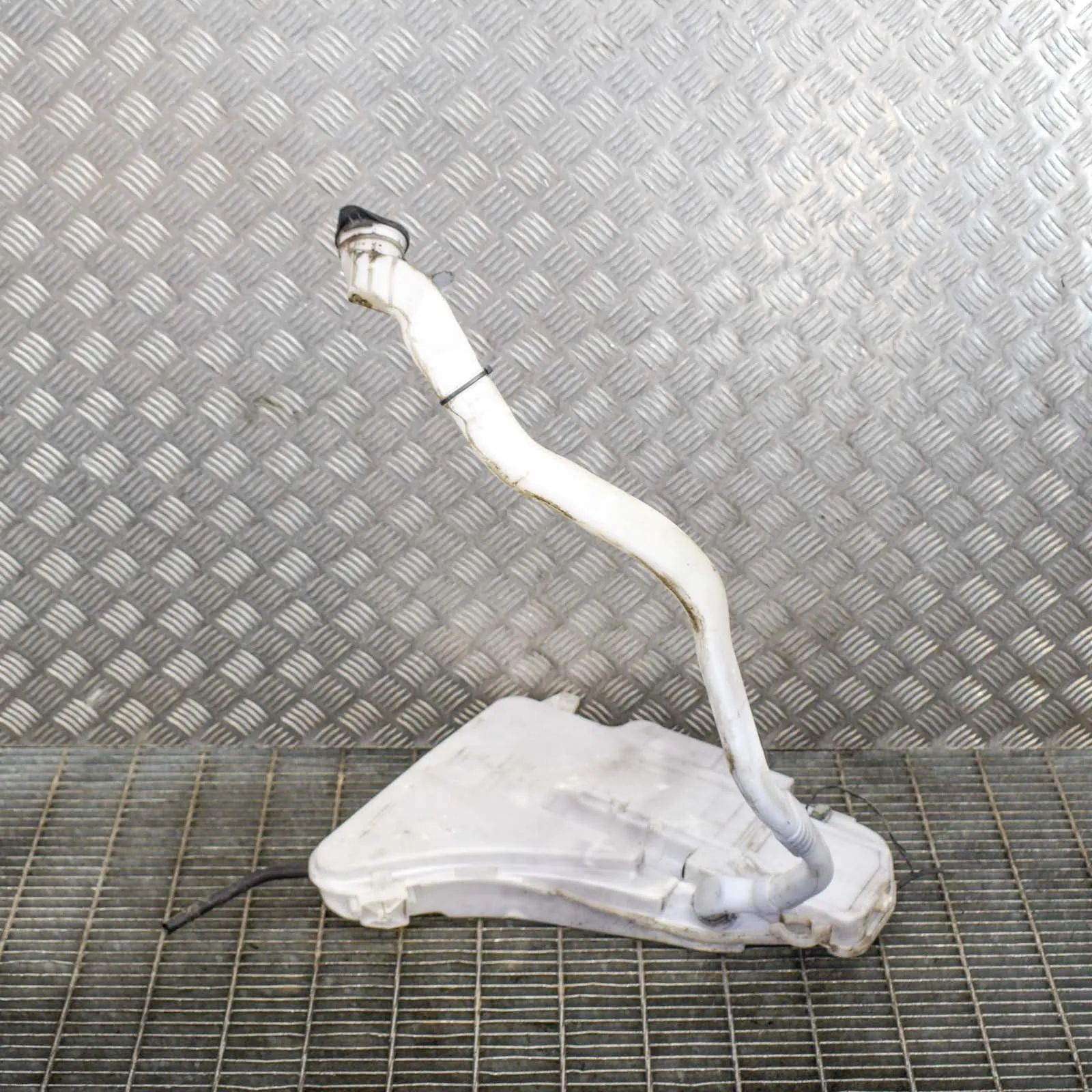 BMW 5 (F10 / F11) Window Washer Tank Window Washer Tank — BMW 5 SERIES (F10) (2009-2...