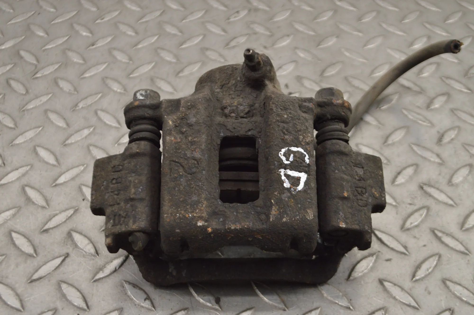 Toyota Land Cruiser 100 Brake caliper — rear right Brake caliper — rear right — TOYOTA LAND CRUISE...