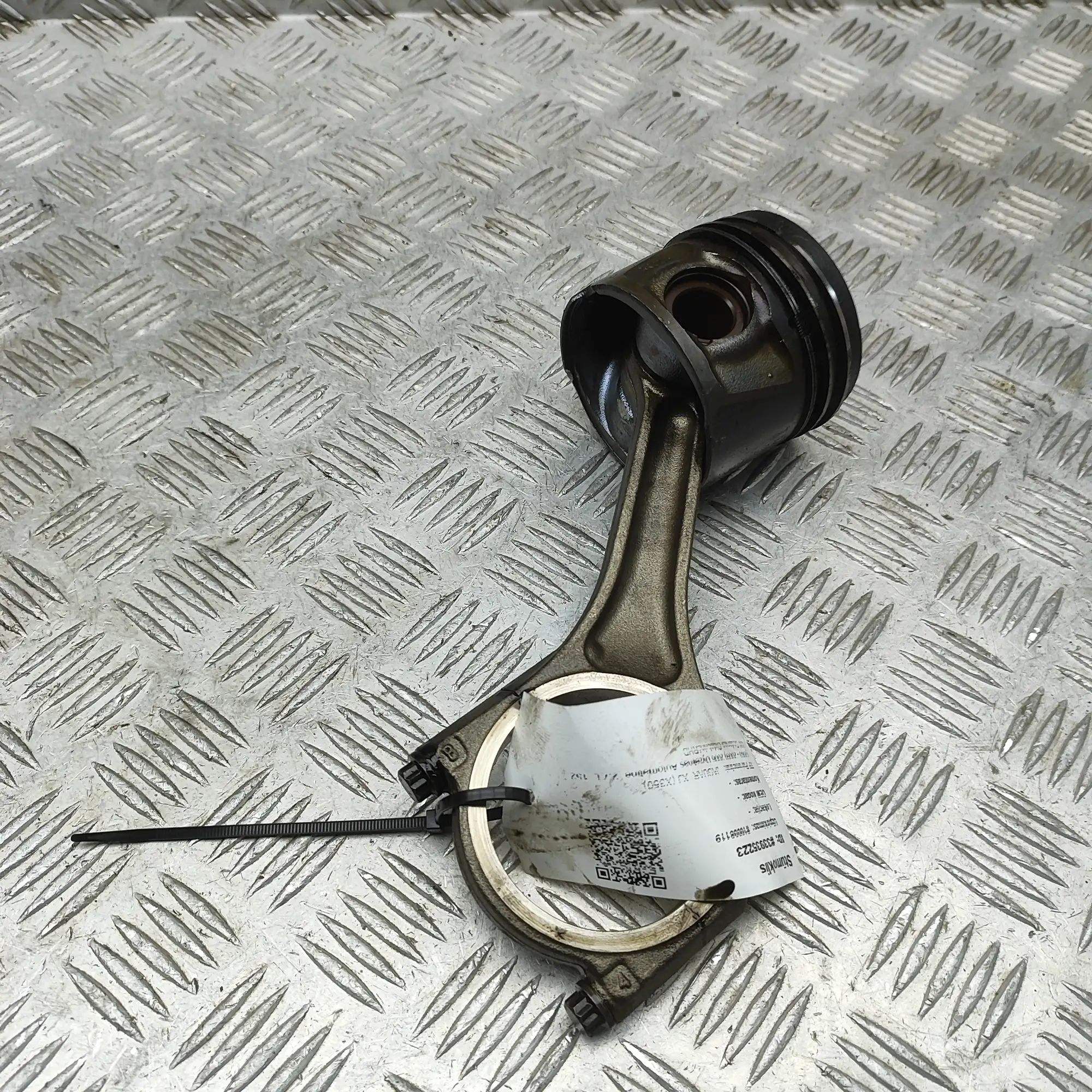 Jaguar XJ Piston Piston — JAGUAR XJ (X350) (2003-2009)

Generati...