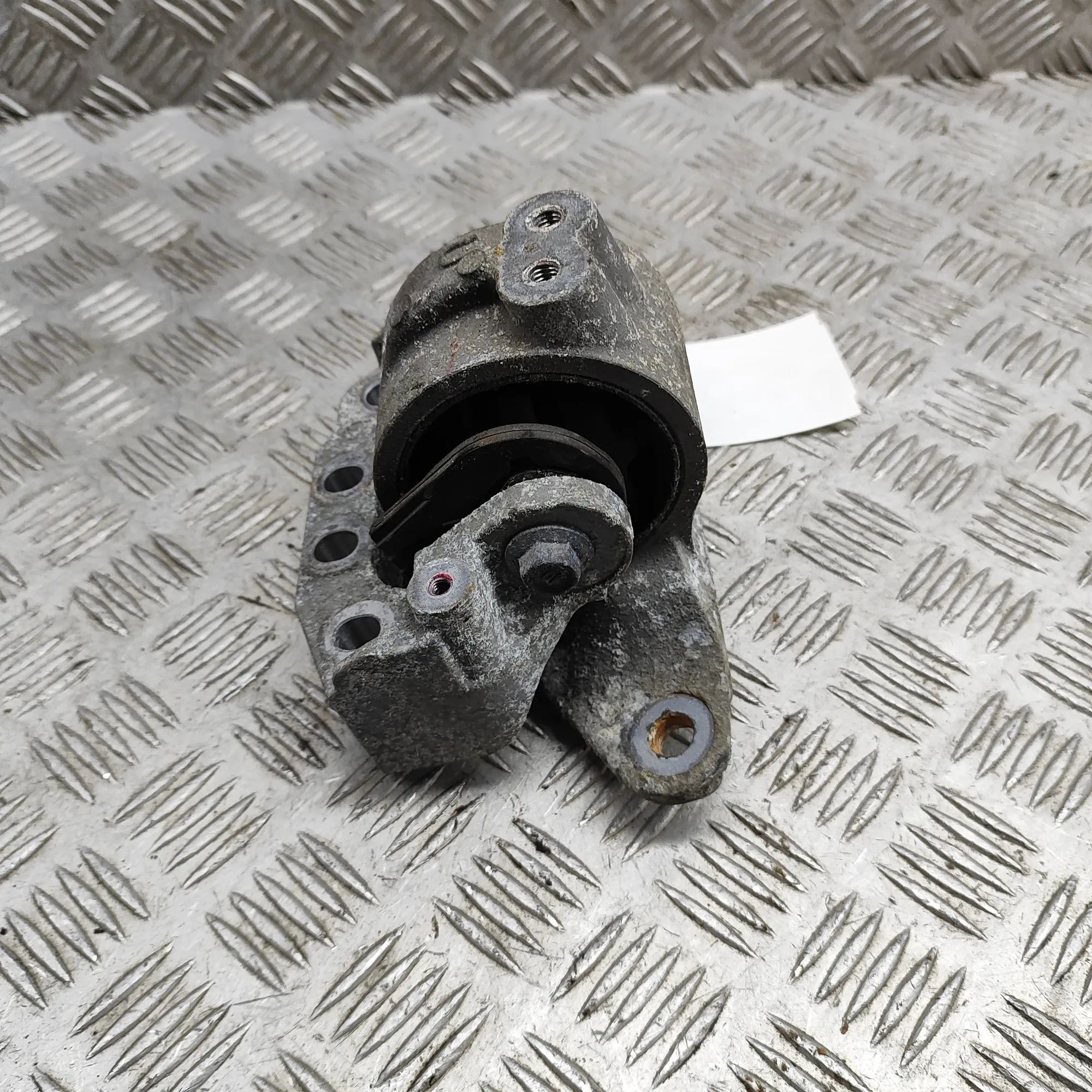 Toyota RAV4 (XA40) Left Side Engine Mount Left Side Engine Mount — TOYOTA RAV (4 V XA50) ...