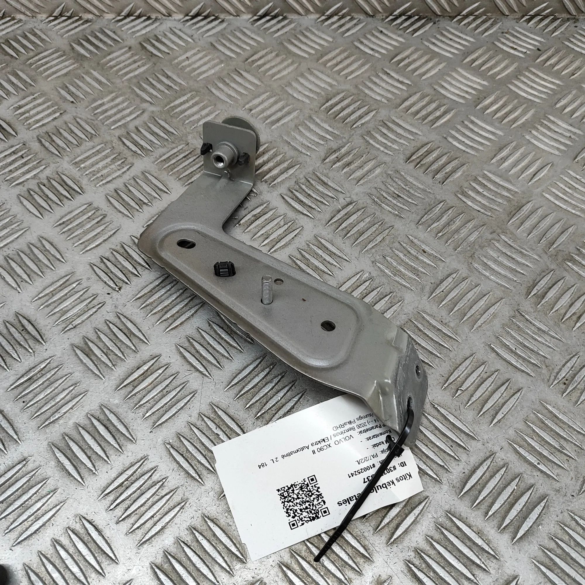 Volvo XC90 Fender bracket — front right Fender bracket — front right — VOLVO XC90 (II) ...