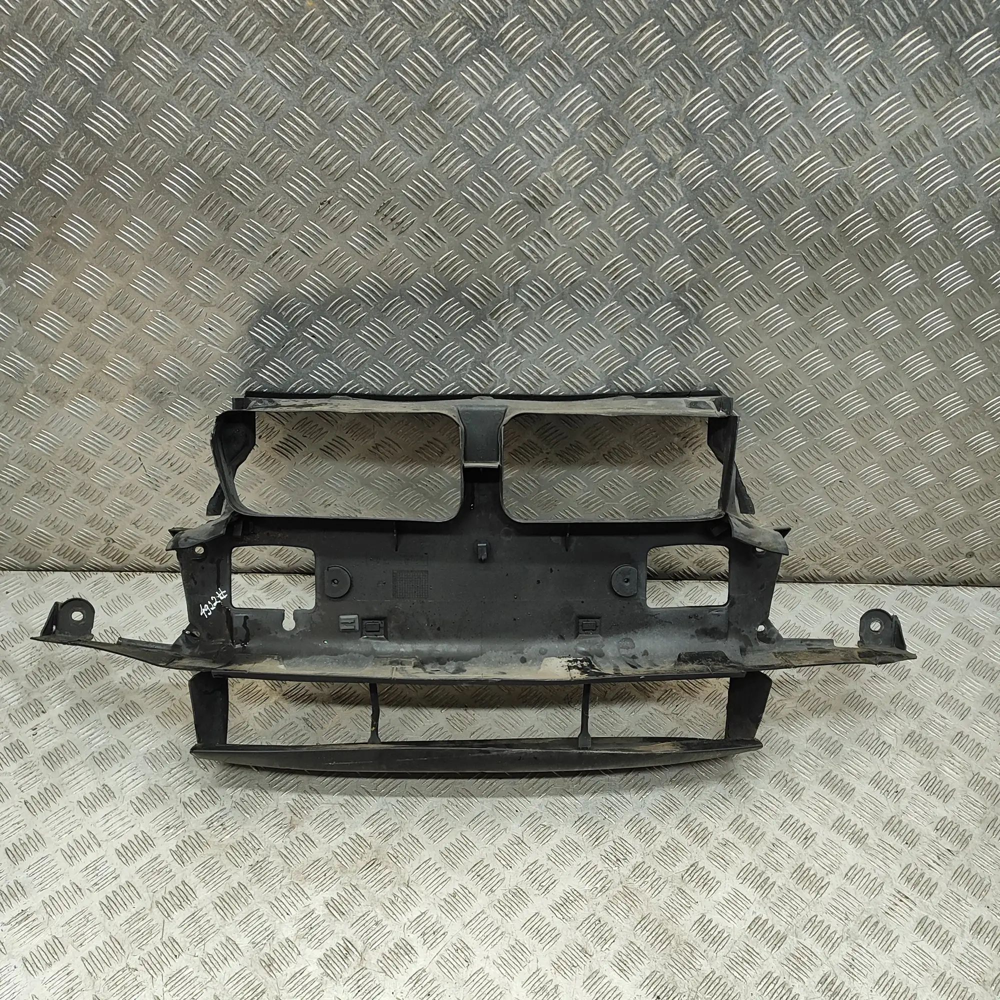 BMW 7 (E38) Radiator Air Intake Channel Radiator Air Intake Channel — BMW 7 (E38) (1994...