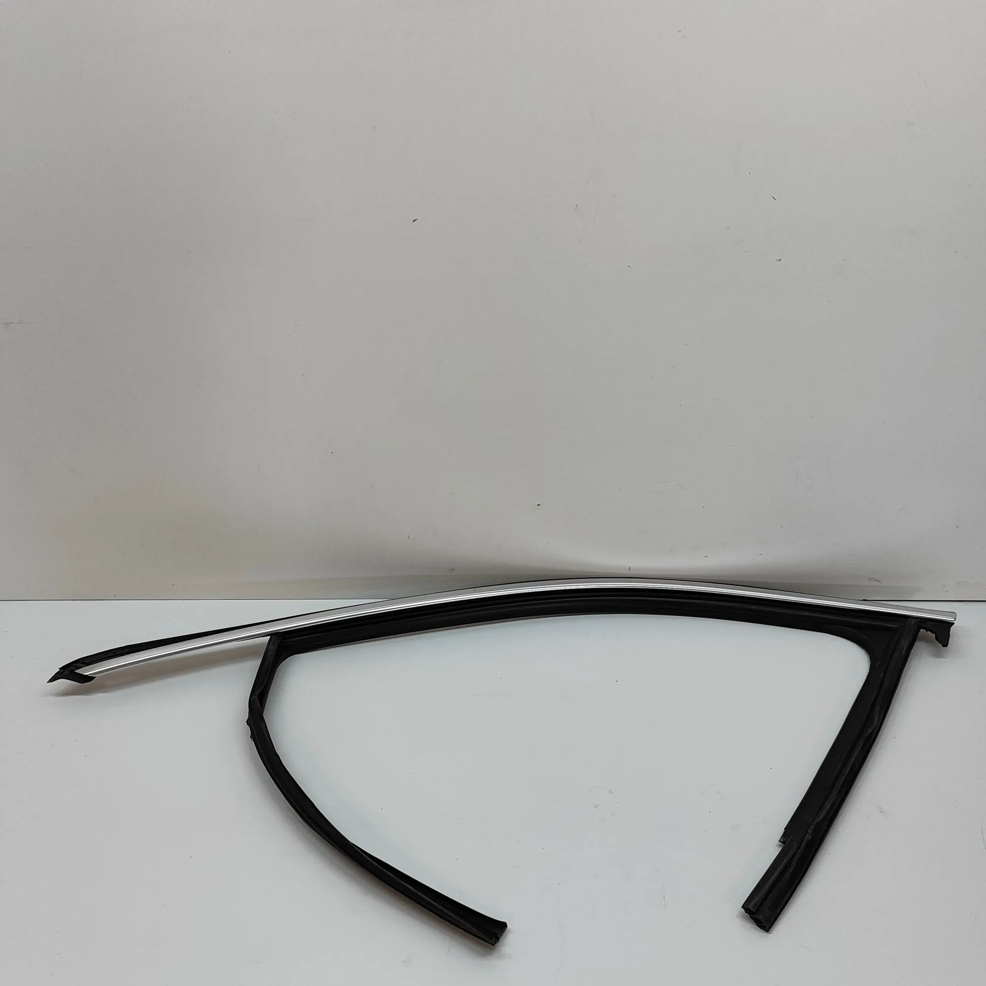 Audi e-tron Upper door trim strip — front left Upper door trim strip — front left — AUDI E-TRO...