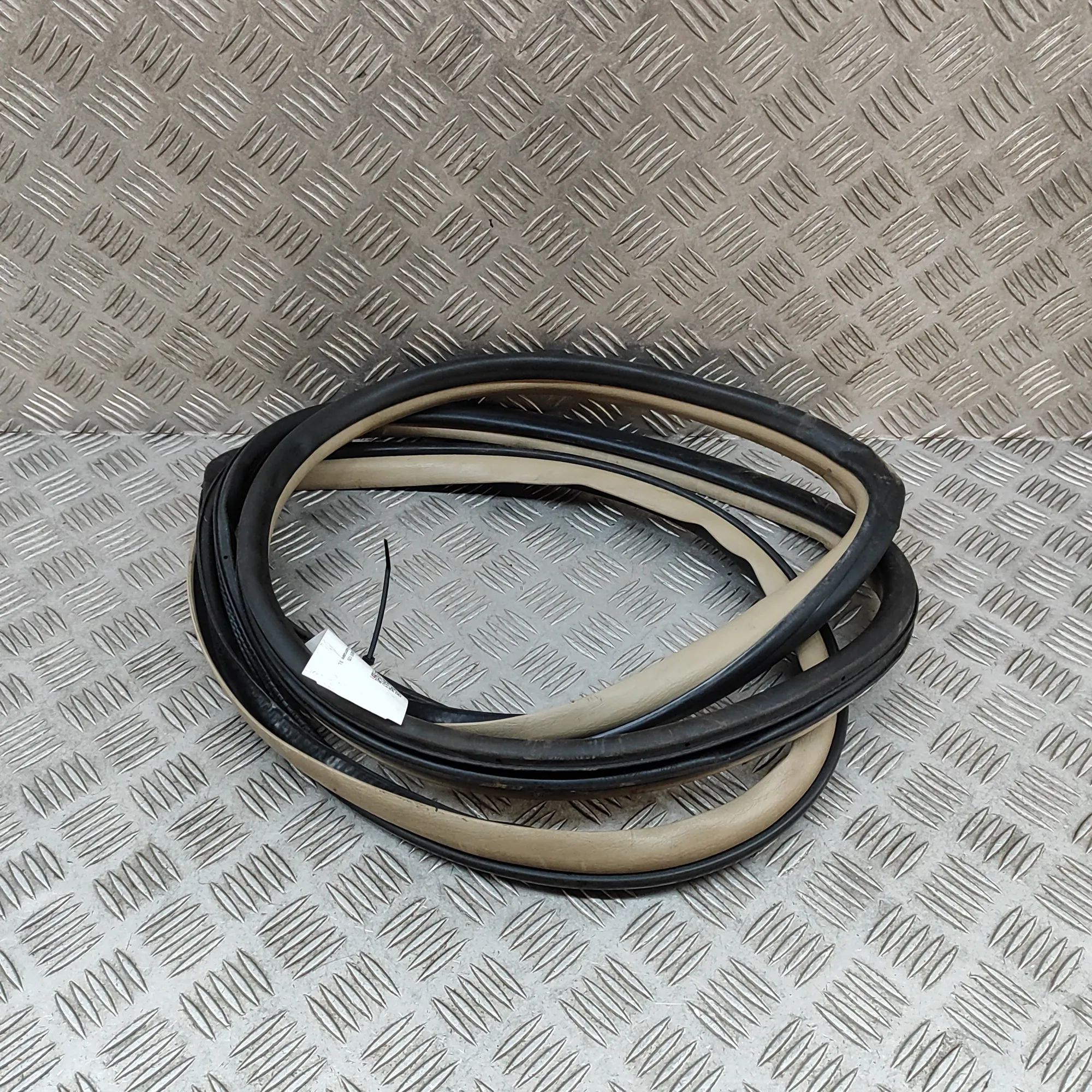 Toyota Land Cruiser 100 Door rubber seal — rear left Door rubber seal — rear left — TOYOTA LAND CRUI...