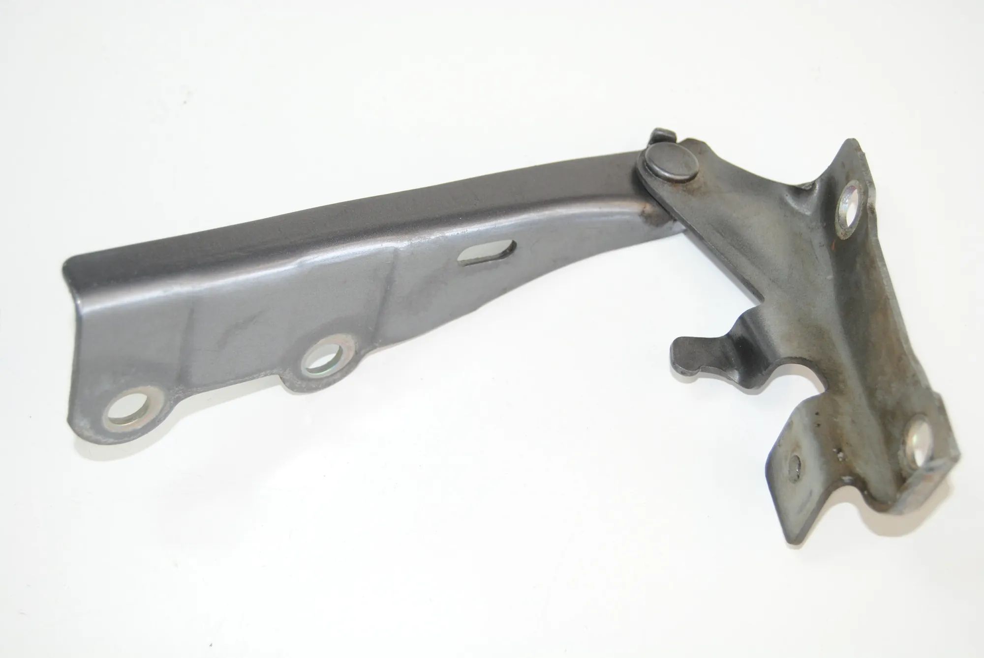 Isuzu D-Max Bonnet hinge — front left Bonnet hinge — front left — ISUZU D-MAX (I TFR,...