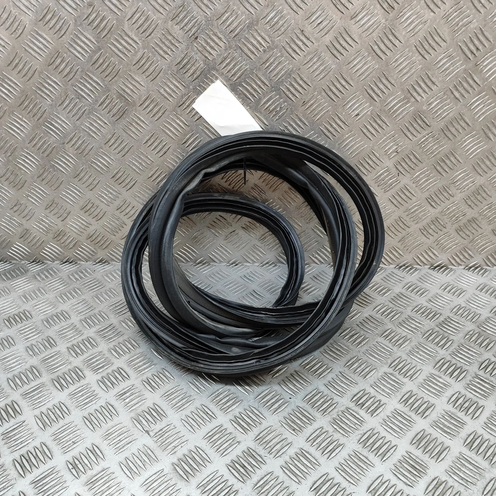 Hyundai Kona Tailgate rubber seal Tailgate rubber seal — HYUNDAI KONA (2017-...) ...