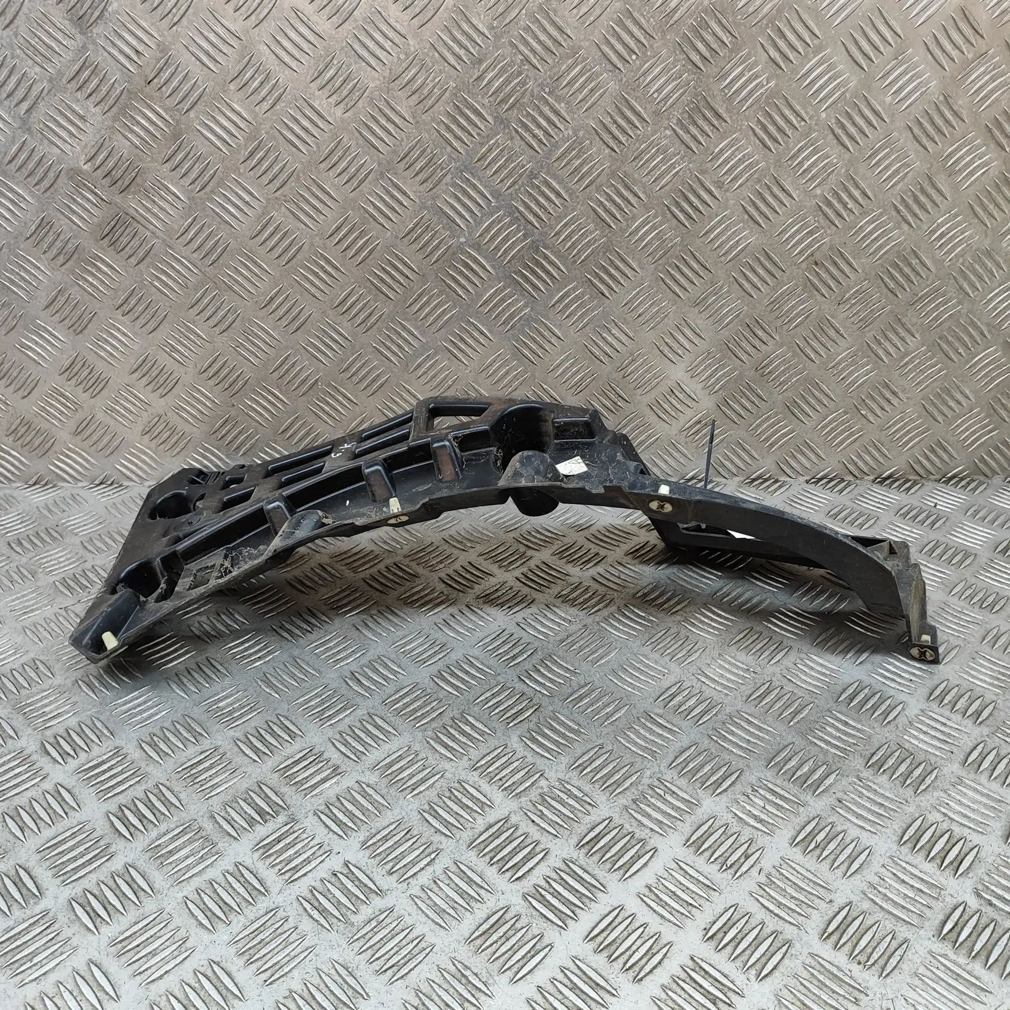 Porsche Macan Rear Left Bumper Bracket Rear Left Bumper Bracket — PORSCHE MACAN (95B) ...