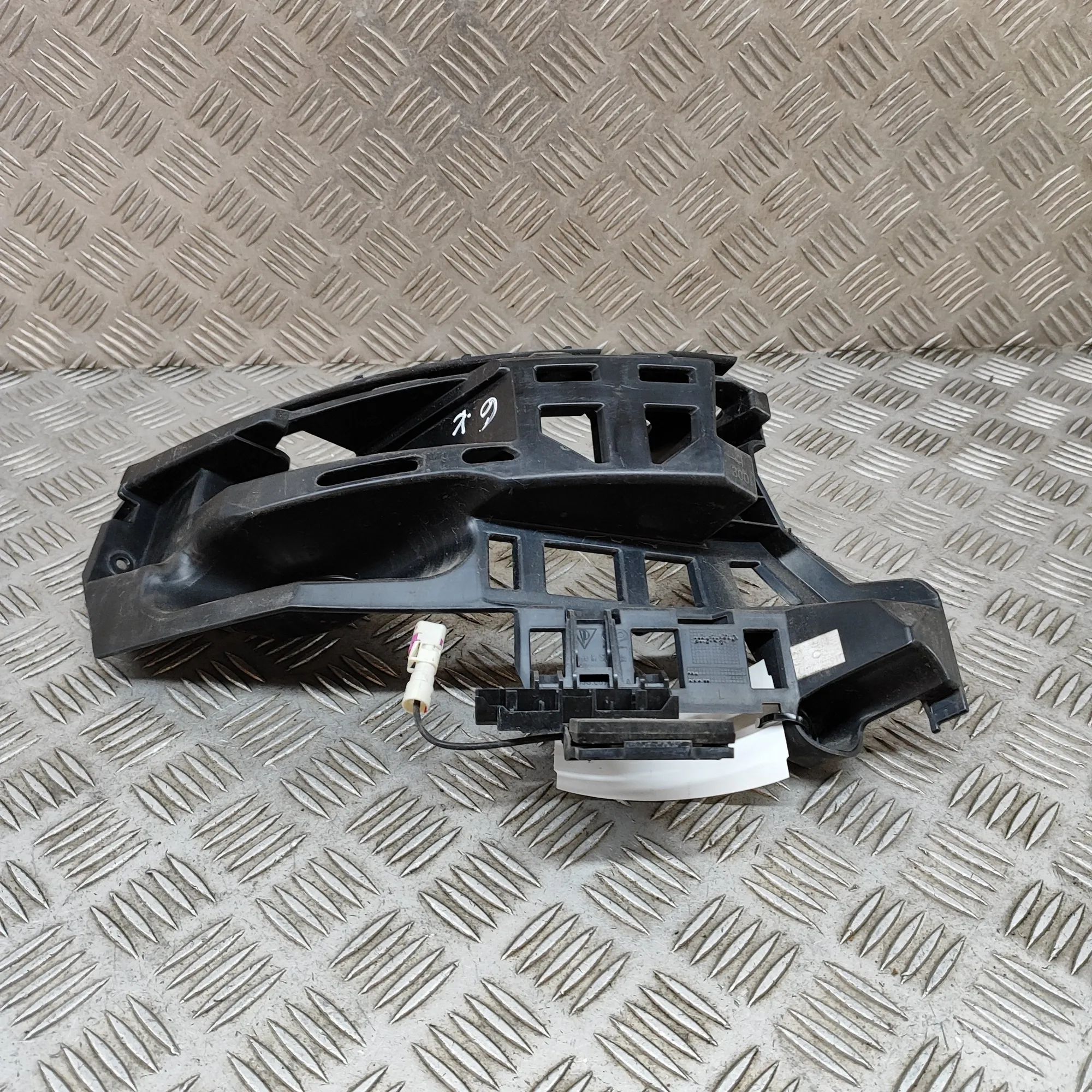 Porsche Macan Rear Left Bumper Bracket Rear Left Bumper Bracket — PORSCHE MACAN (95B) ...