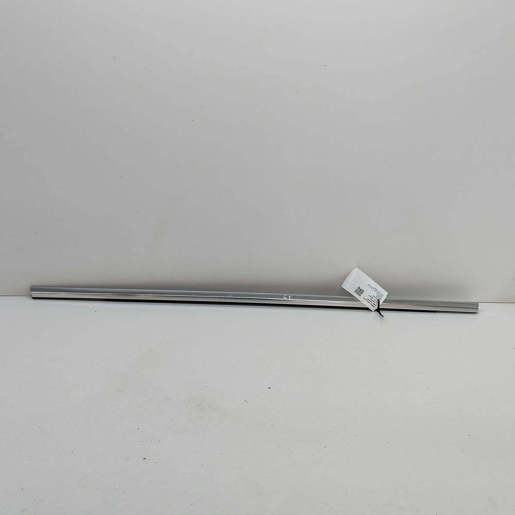 Audi e-tron Door window strip — rear left Door window strip — rear left — AUDI E-TRON (GE...