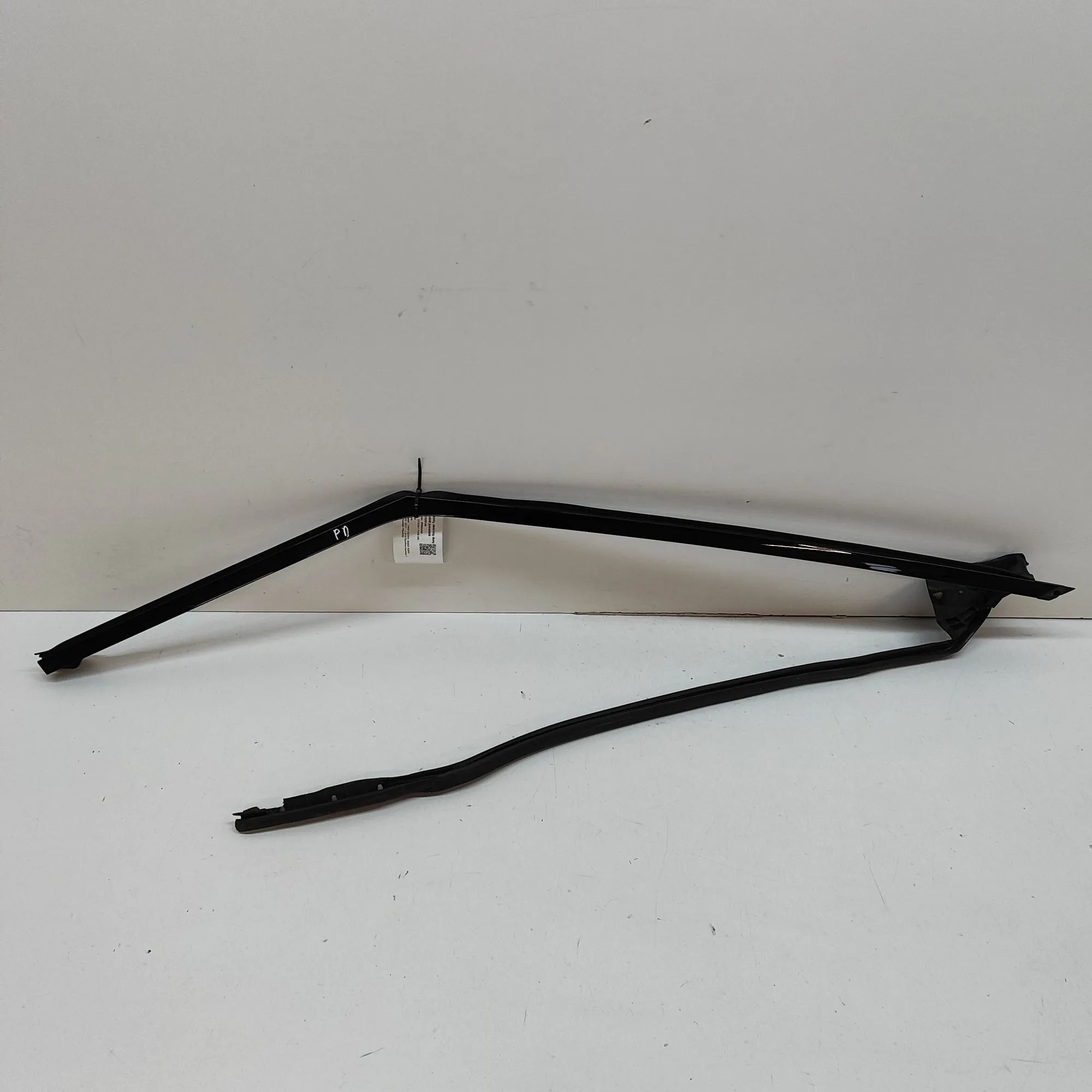 Land Rover Range Rover Velar Upper door trim strip — front right Upper door trim strip — front right — LAND ROVE...