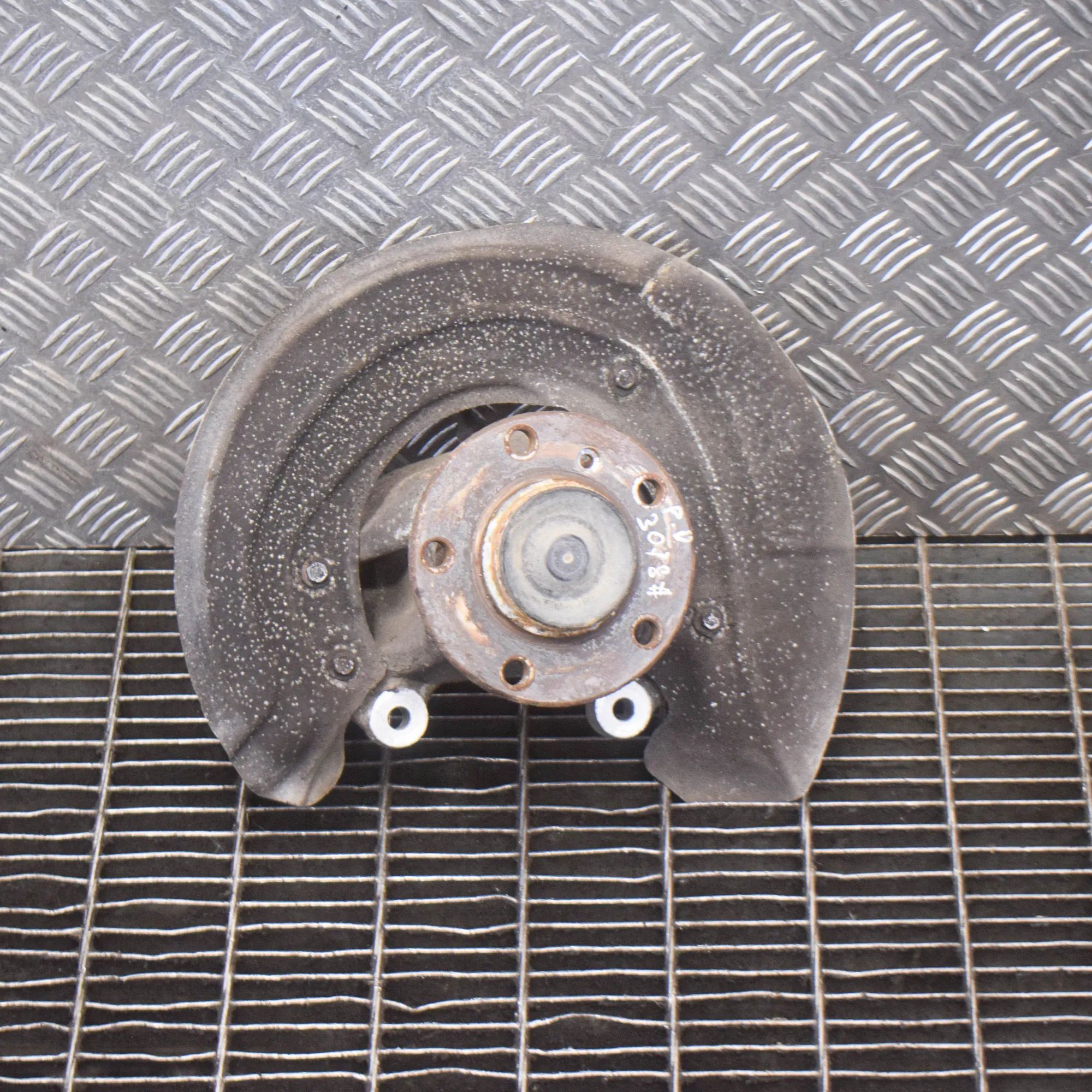 BMW 2 (F22 / F23) Front Right Wheel Hub Front Right Wheel Hub — BMW 2 SERIES COUPE (F22...