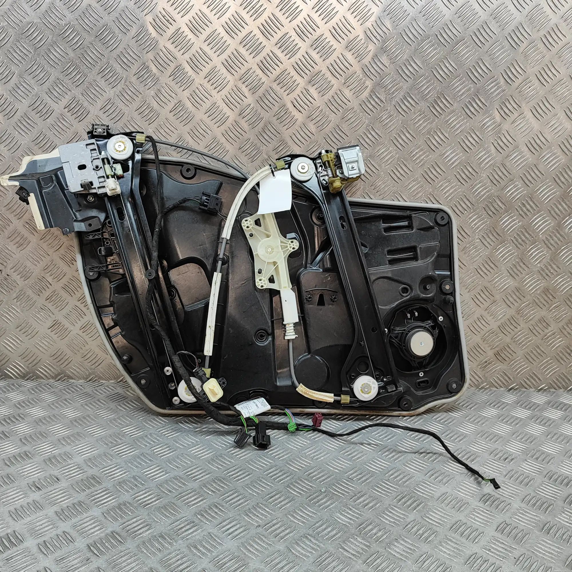 Mercedes-Benz CLA (C117) Front Right Door Window Regulator Front Right Door Window Regulator — MERCEDES BE...