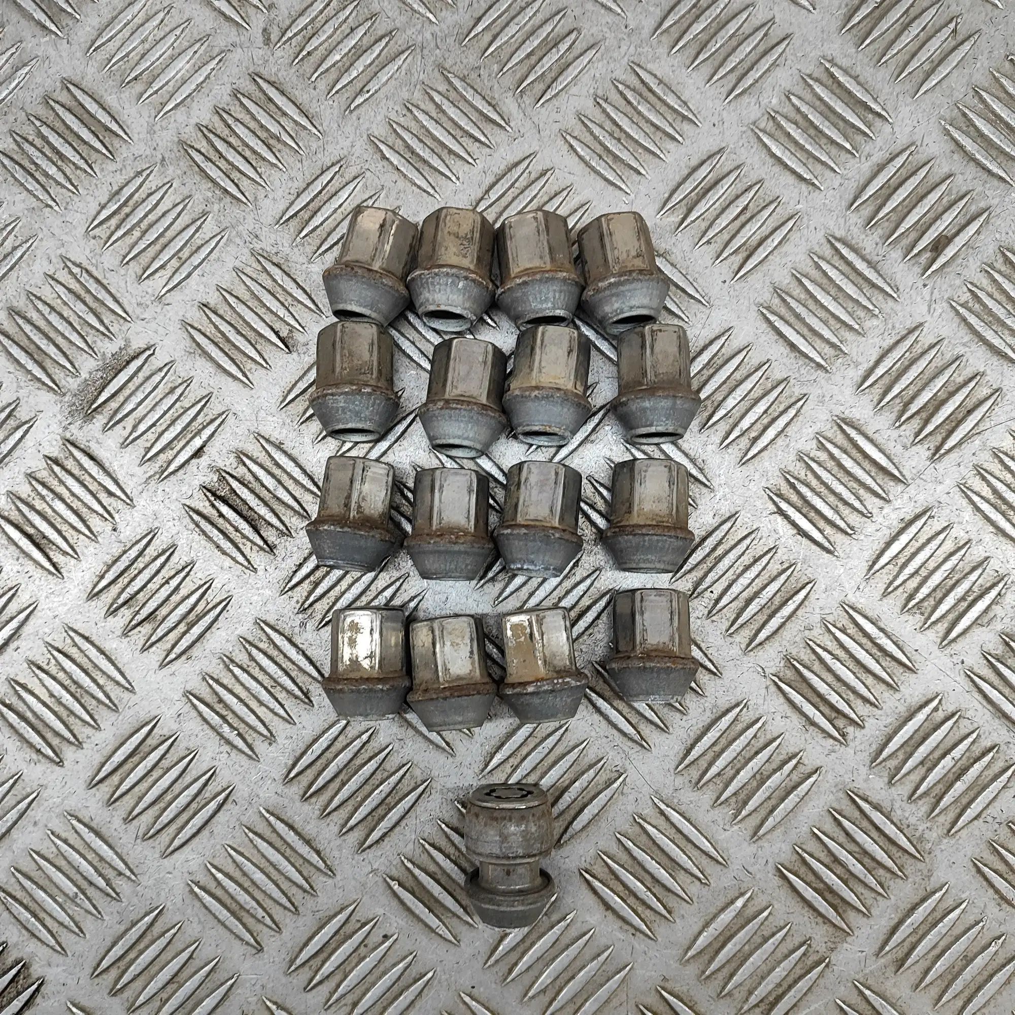 Land Rover Range Rover Velar Wheel Screws Kit Wheel Screws Kit — LAND ROVER RANGE ROVER VELAR...