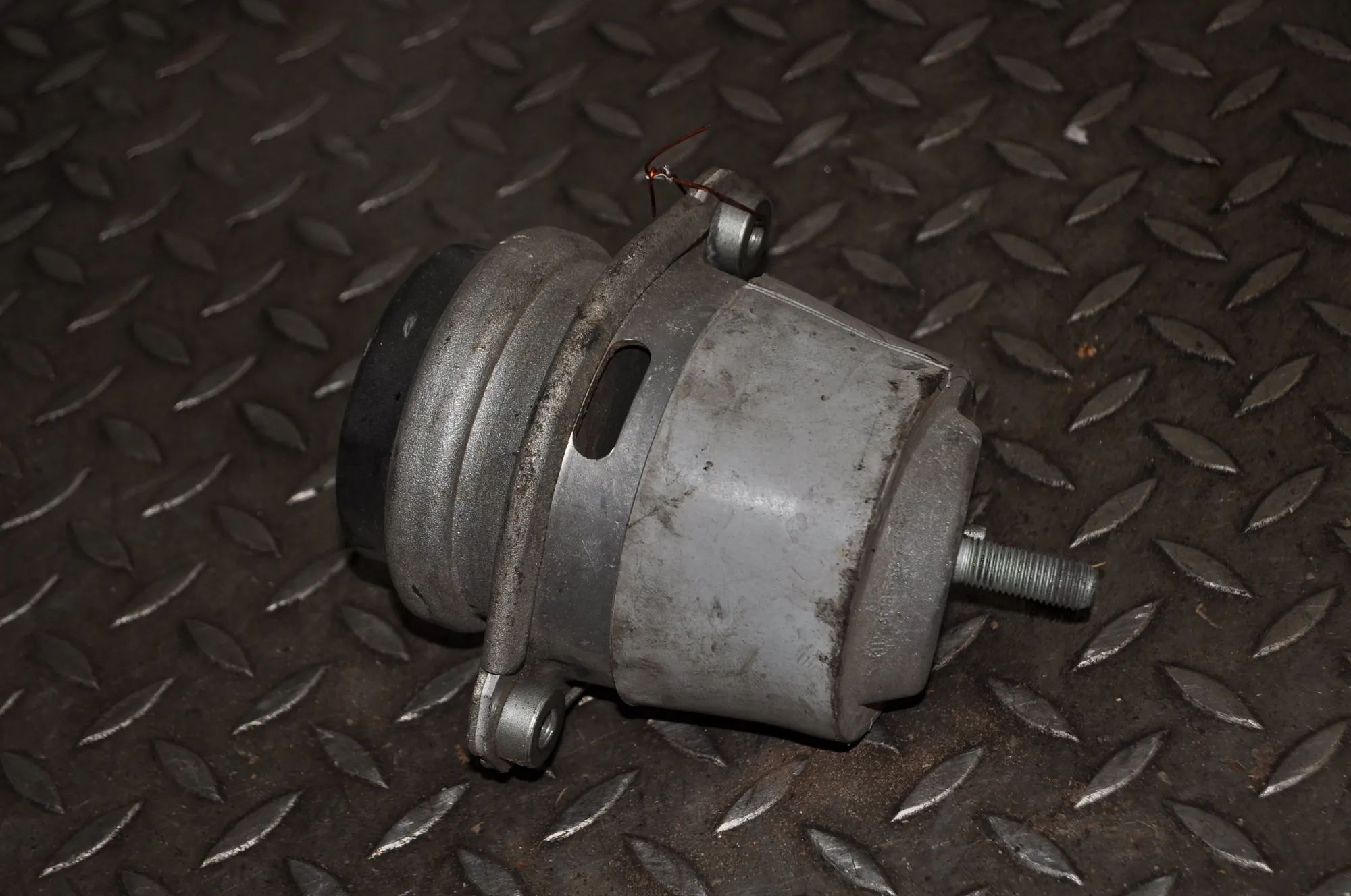 Porsche Cayenne Left Side Engine Mount Left Side Engine Mount — PORSCHE CAYENNE (92A) ...