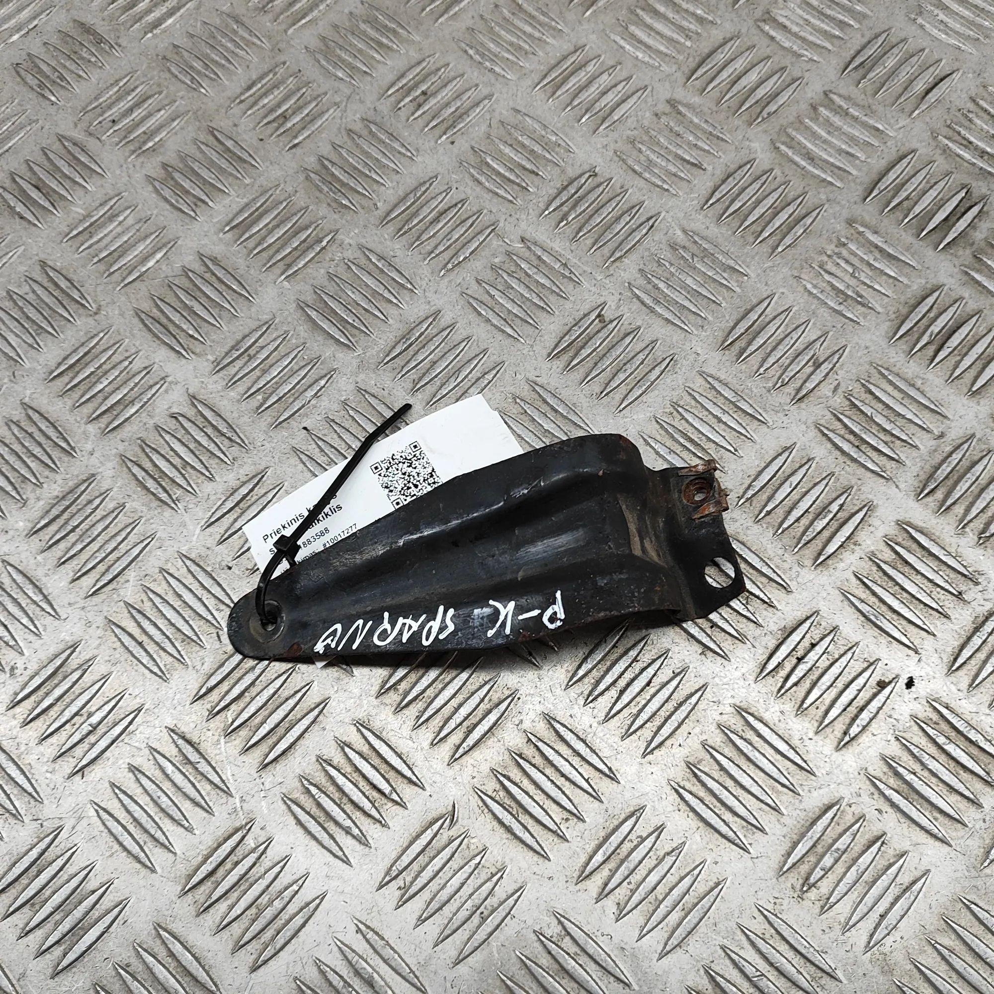 Land Rover Defender Fender bracket — front left Fender bracket — front left — LAND ROVER DEFEND...