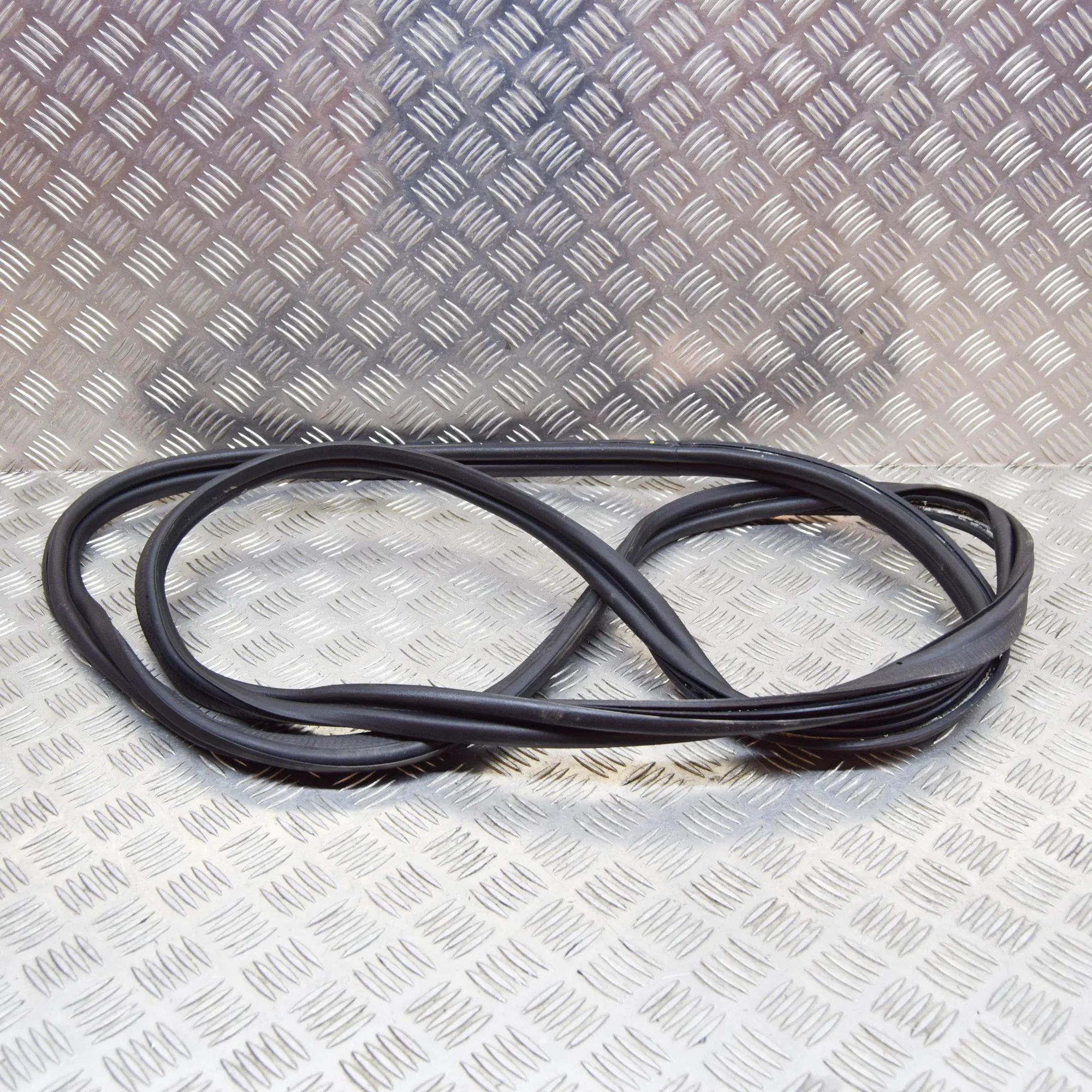 Jaguar E-Pace Tailgate rubber seal Tailgate rubber seal — JAGUAR E-PACE (X540) (20...