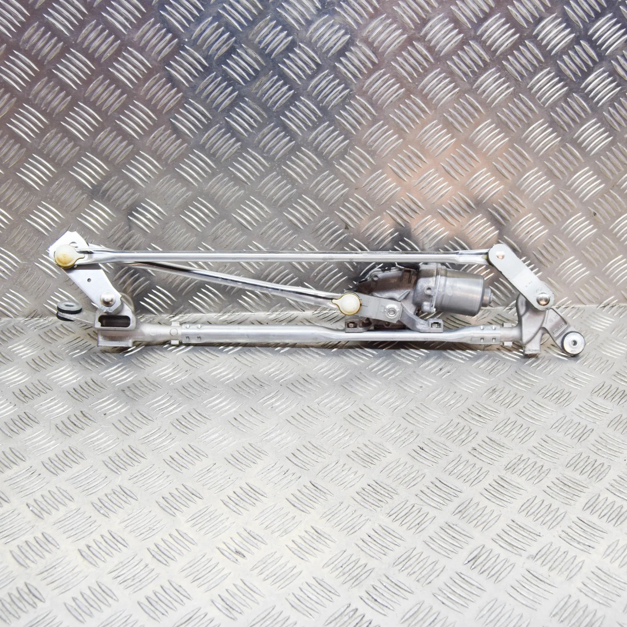 Jaguar E-Pace Front Windshield Wiper Mechanism Front Windshield Wiper Mechanism — JAGUAR E-PAC...