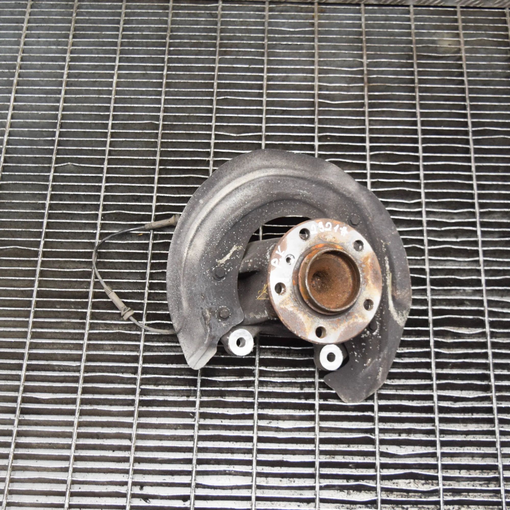 BMW 2 (F22 / F23) Front Left Wheel Hub Front Left Wheel Hub — BMW 2 SERIES COUPE (F22,...