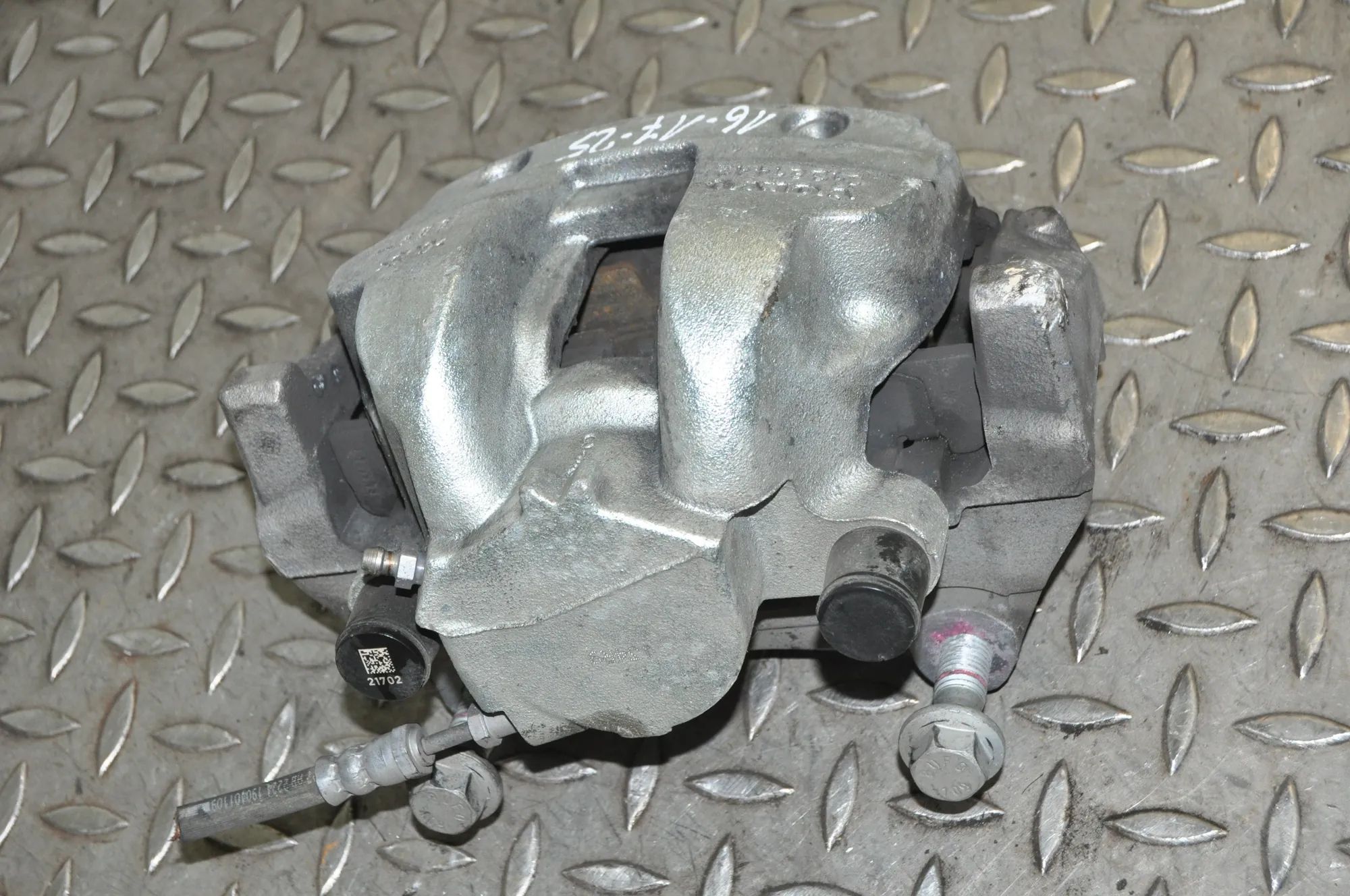 Volvo XC90 Brake caliper — front left Brake caliper — front left — VOLVO XC90 (II) (2...