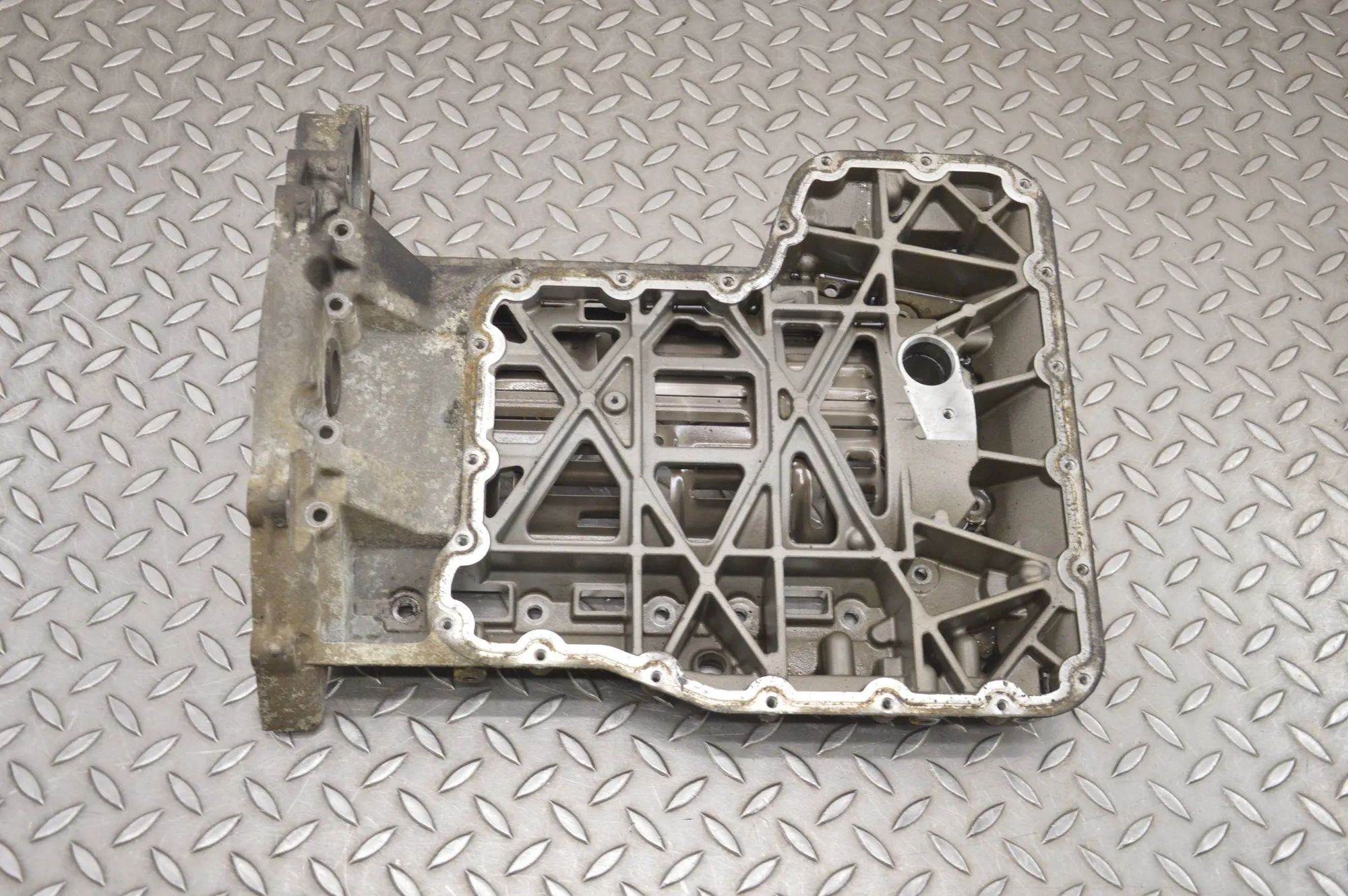 Jaguar XJ Oil sump Oil sump — JAGUAR XJ (X350) (2003-2009) — 4R8Q-...