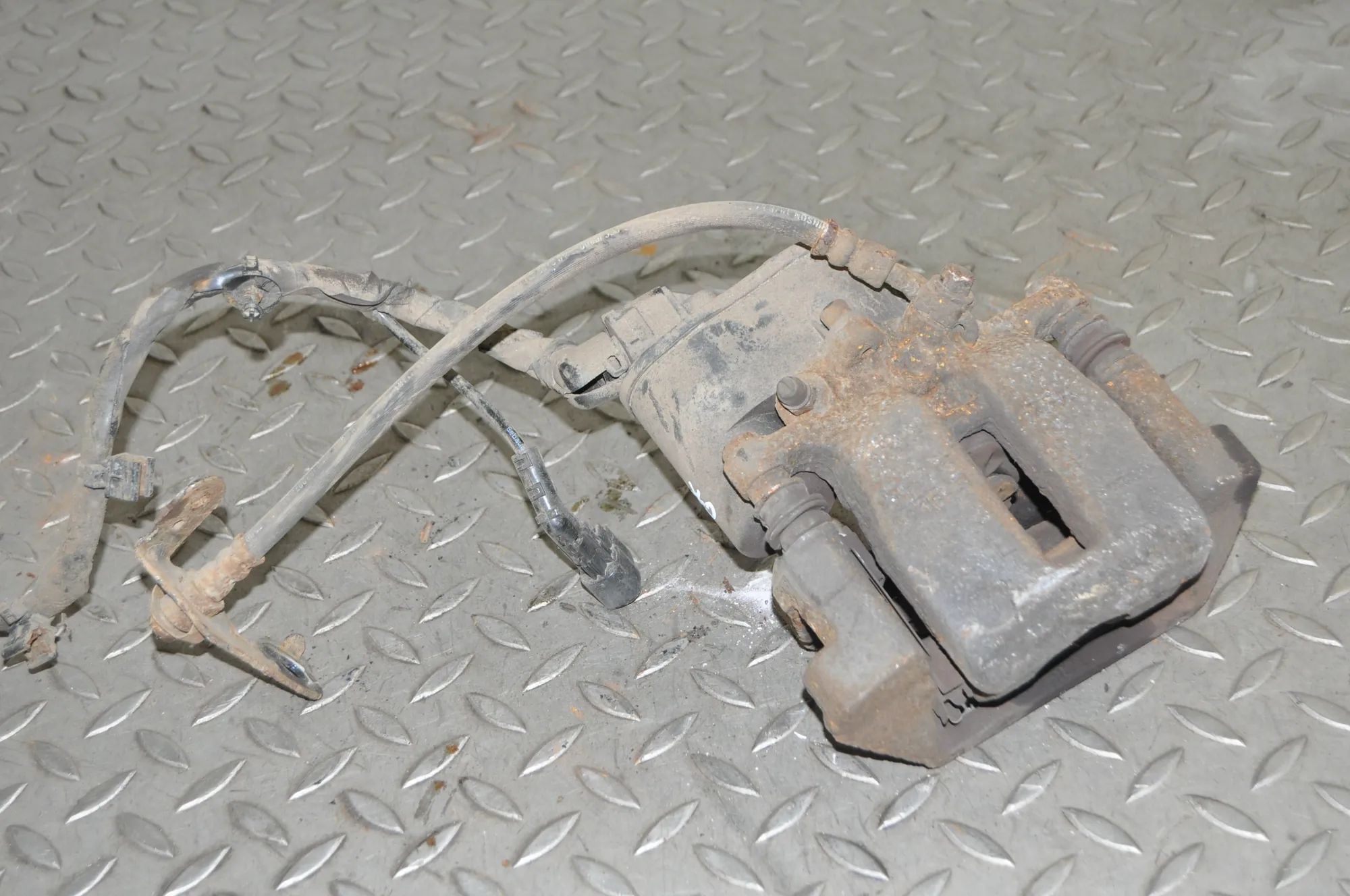 Volvo XC60 Brake caliper — rear left Brake caliper — rear left — VOLVO XC60 (2008-20...