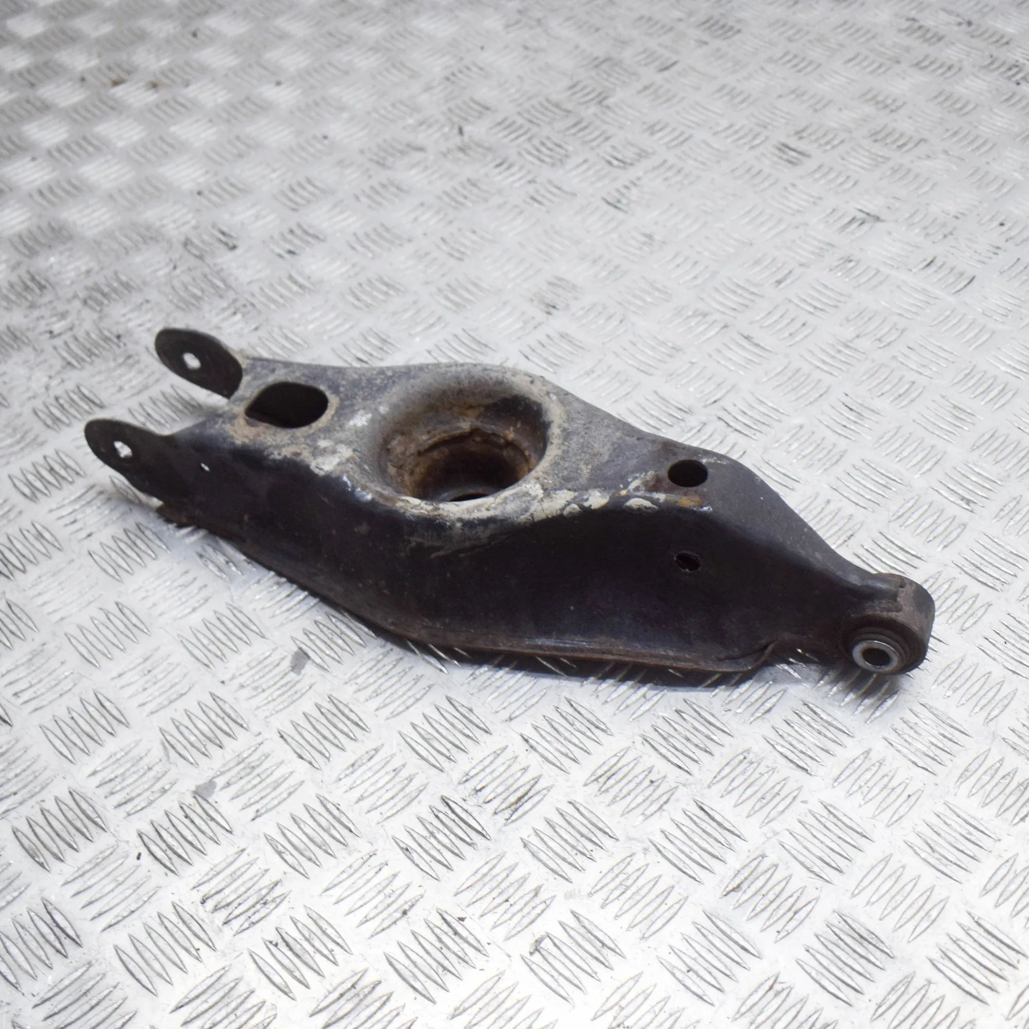 Maserati Ghibli Rear Left Lower Control Arm Rear Left Lower Control Arm — MASERATI GHIBLI (...