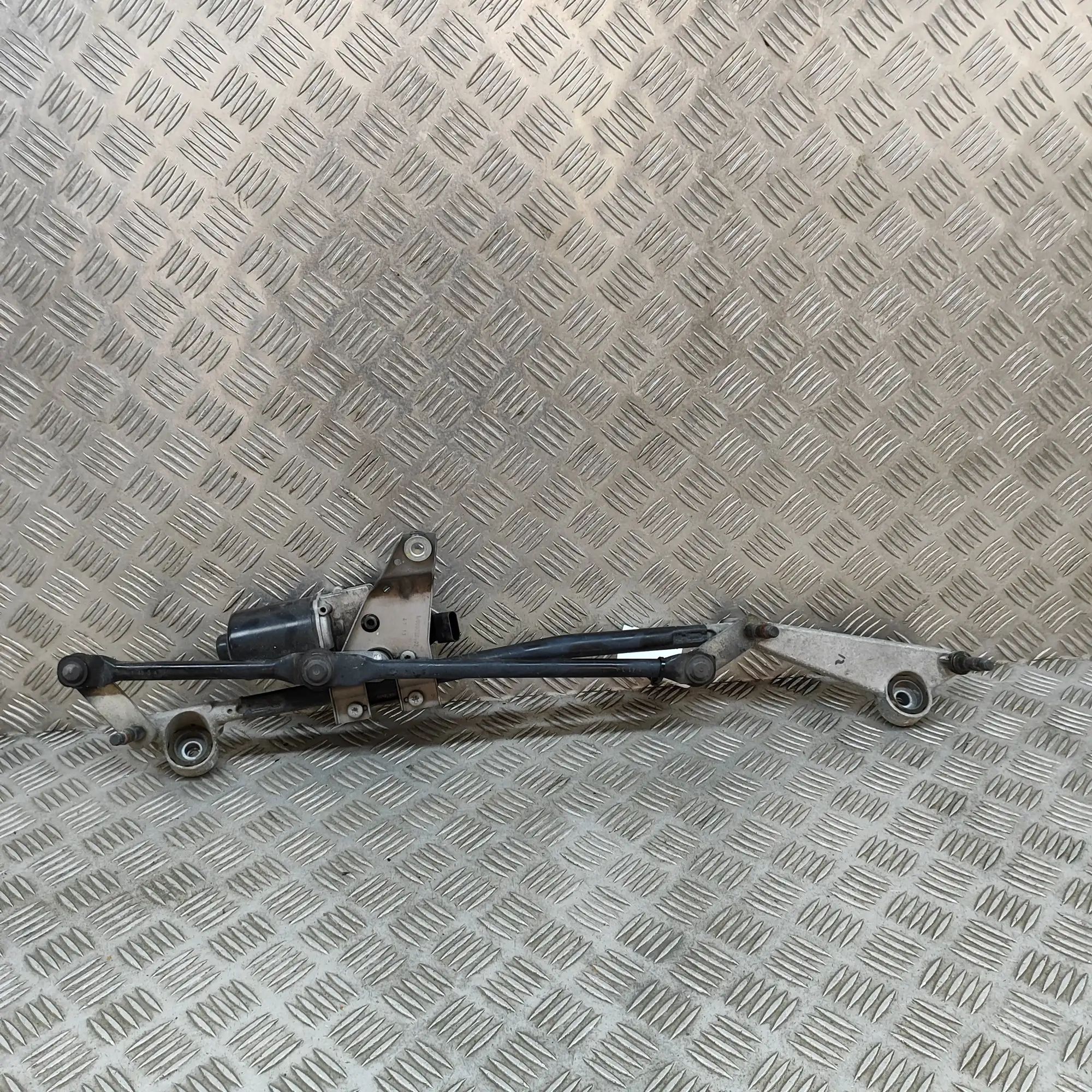 Mercedes-Benz CLA (C117) Front Windshield Wiper Mechanism Front Windshield Wiper Mechanism — MERCEDES BEN...