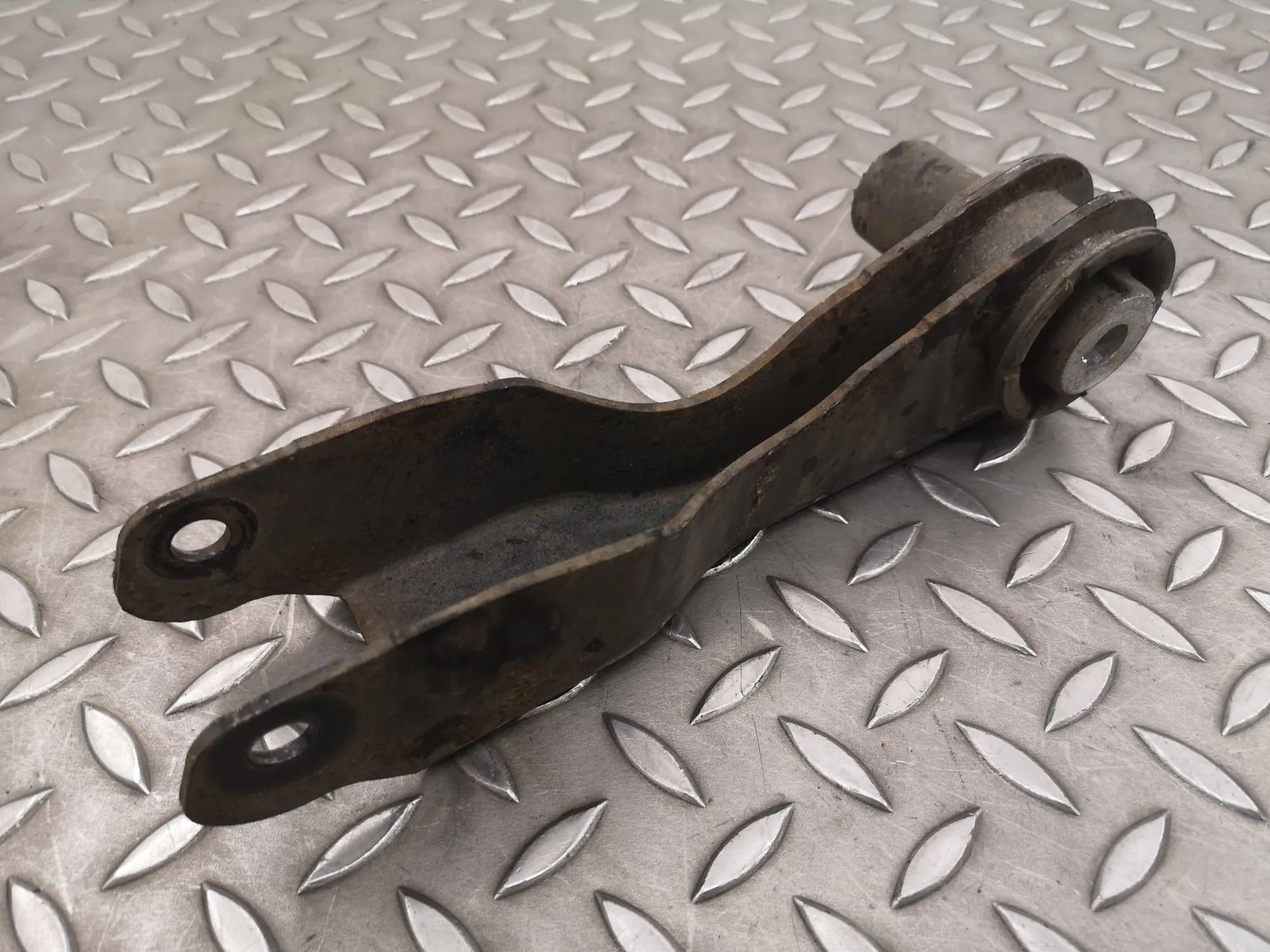 Jaguar E-Pace Control arm — rear right Control arm — rear right — JAGUAR E-PACE (X540)...