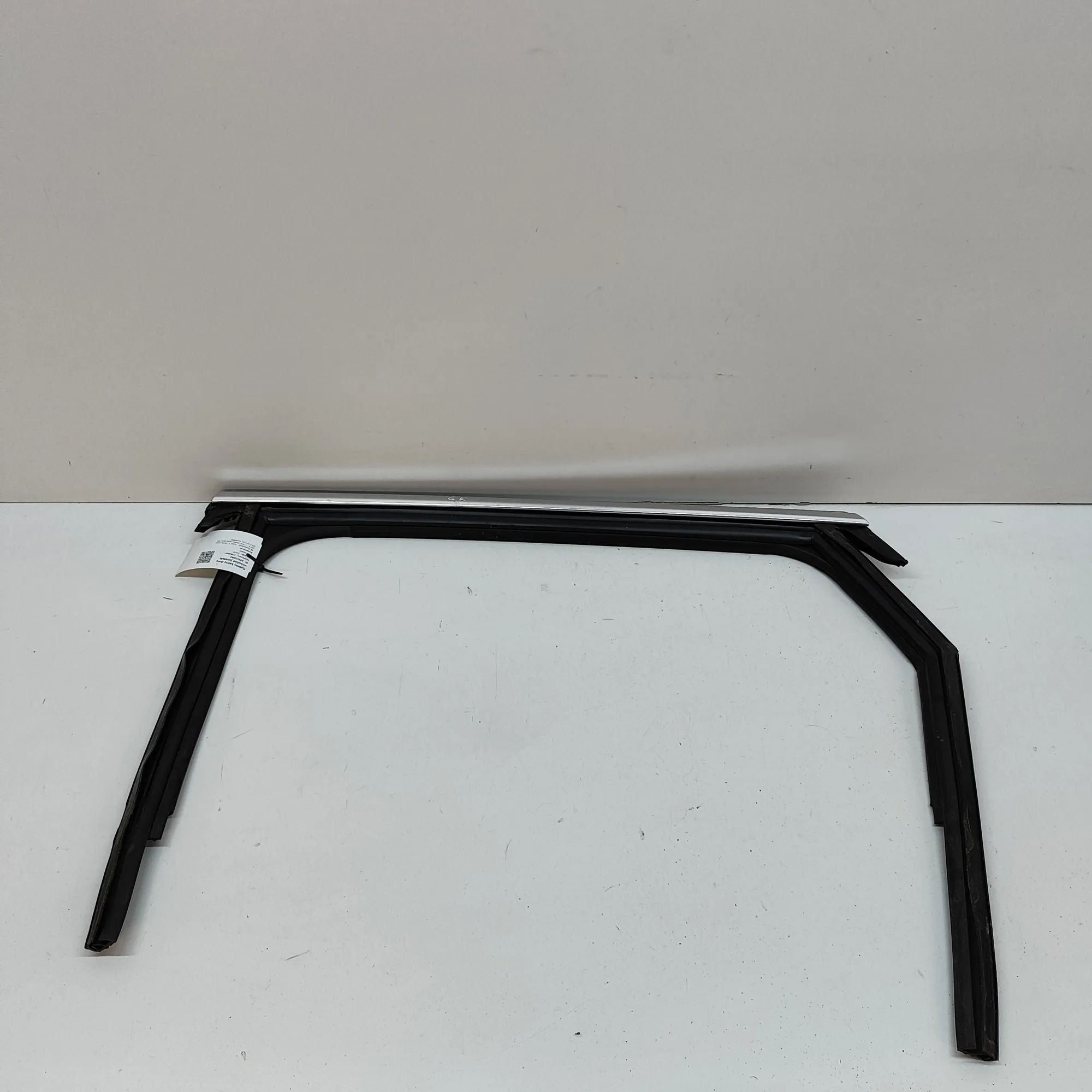 Audi e-tron Upper door trim strip — rear left Upper door trim strip — rear left — AUDI E-TRON...