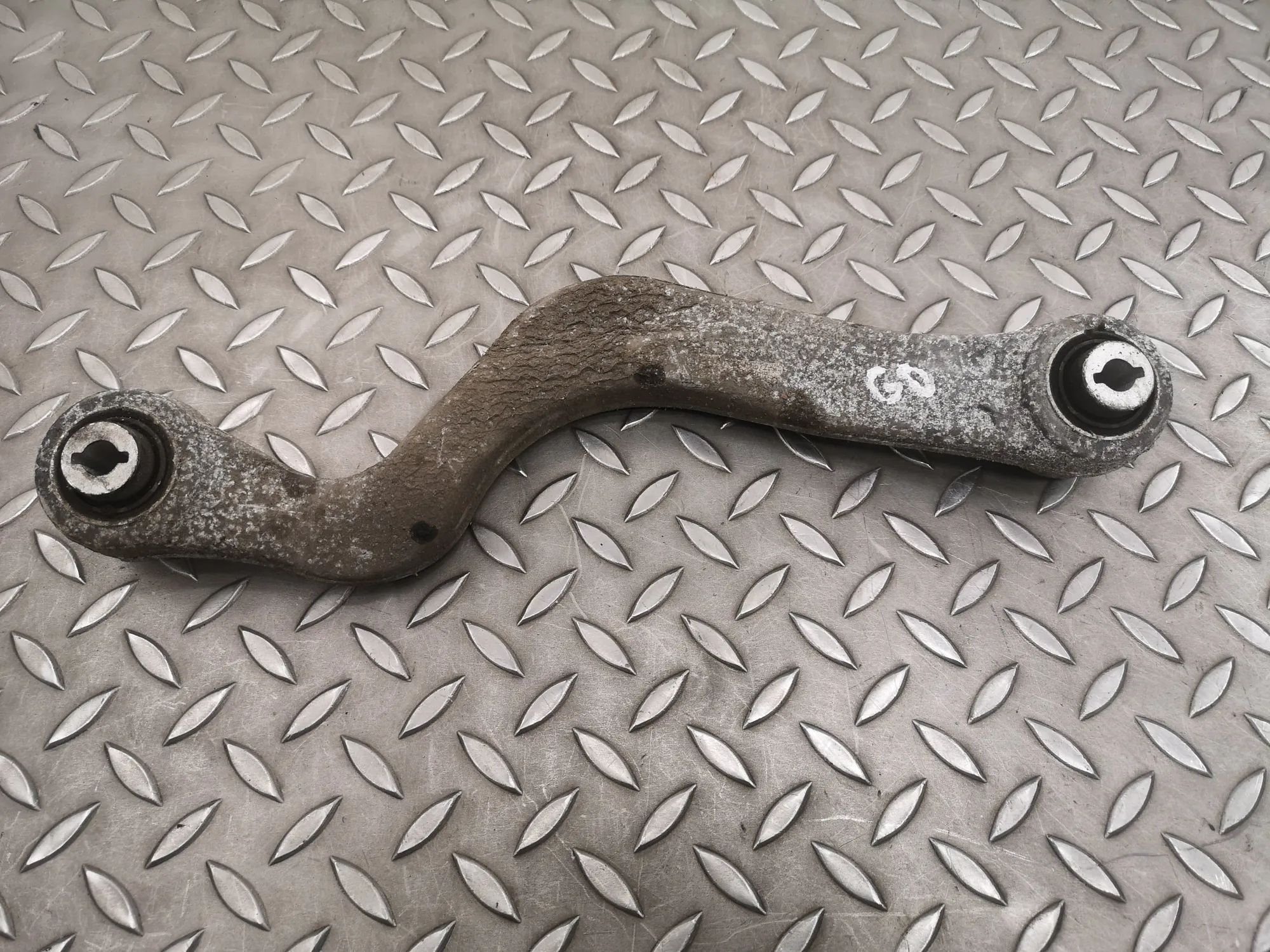 Jaguar E-Pace Control arm — rear right Control arm — rear right — JAGUAR E-PACE (X540)...