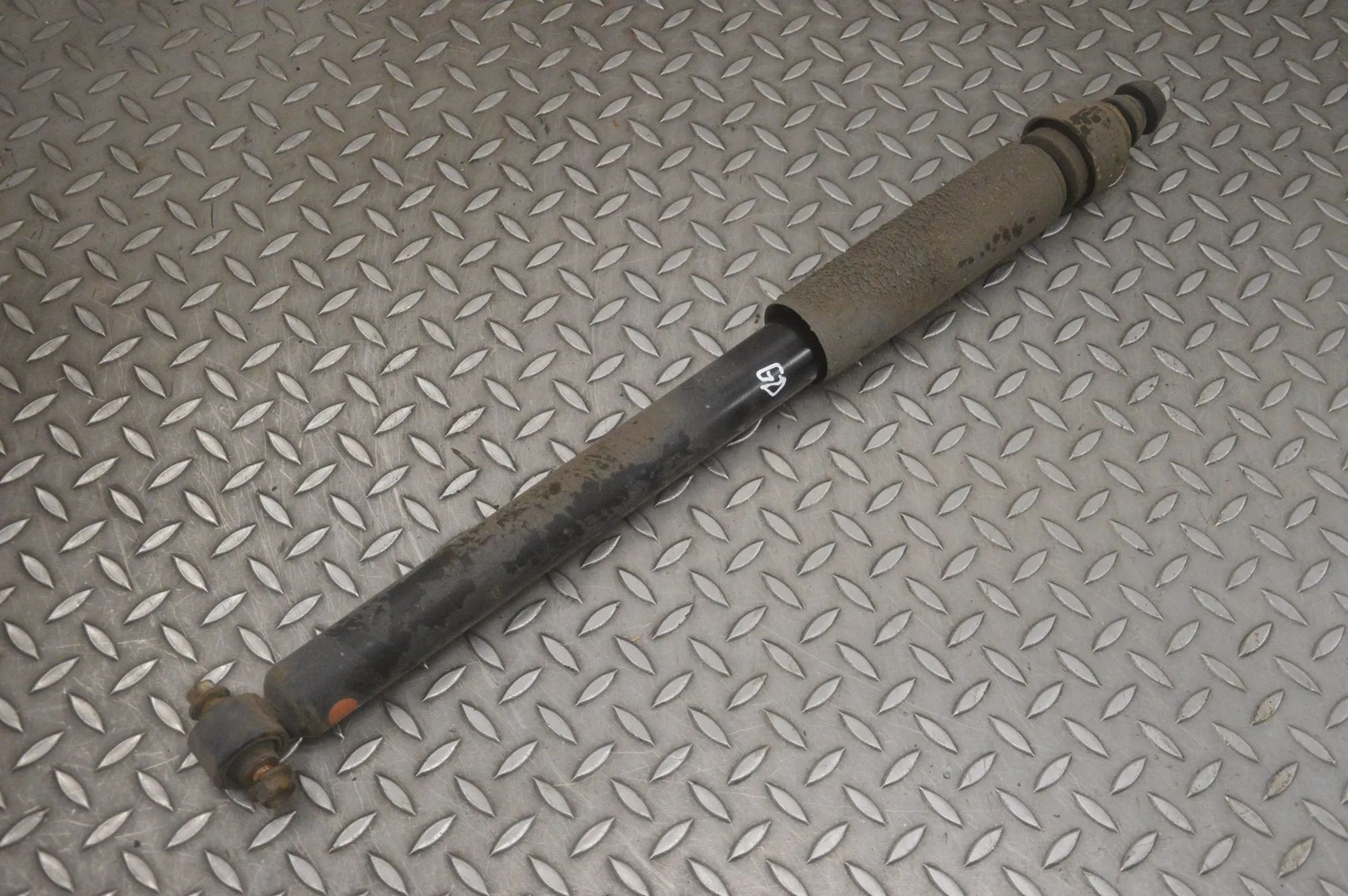 Nissan Juke Shock absorber — rear right Shock absorber — rear right — NISSAN JUKE (F15)...
