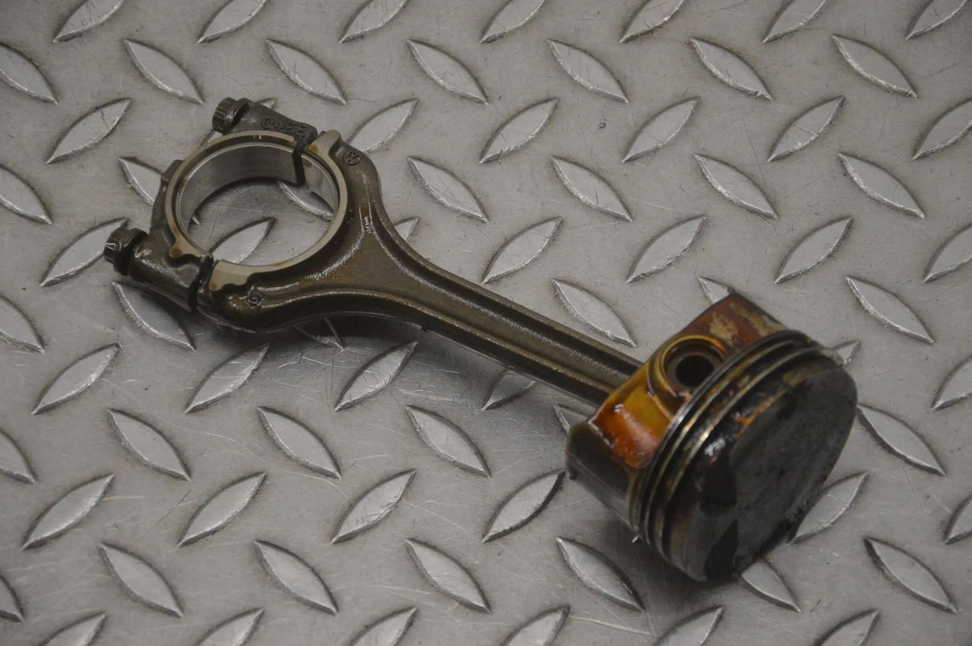 Volkswagen Polo Piston Piston — VW POLO (6R, 6C) (2009-...) — 04EE

Pa...