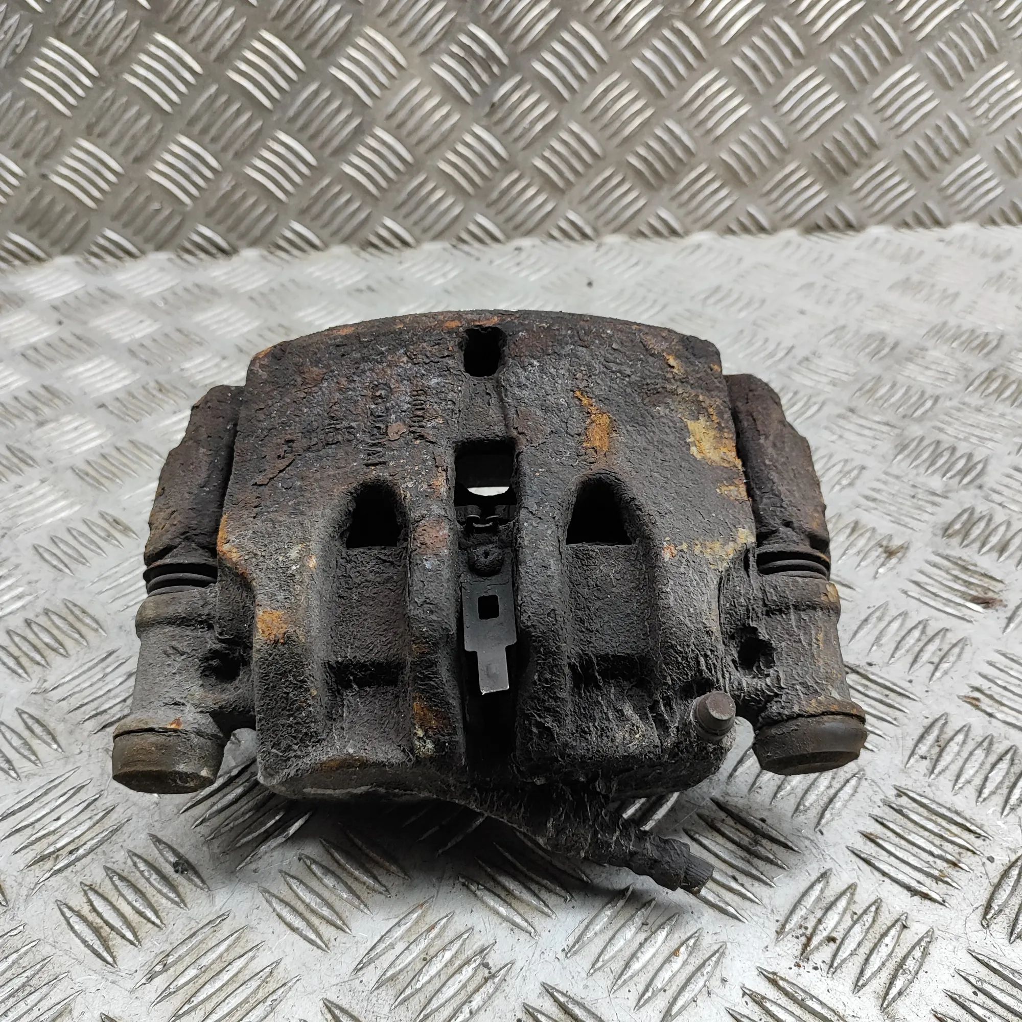 Iveco Daily Brake caliper — front left Brake caliper — front left — IVECO DAILY (VI Bo...