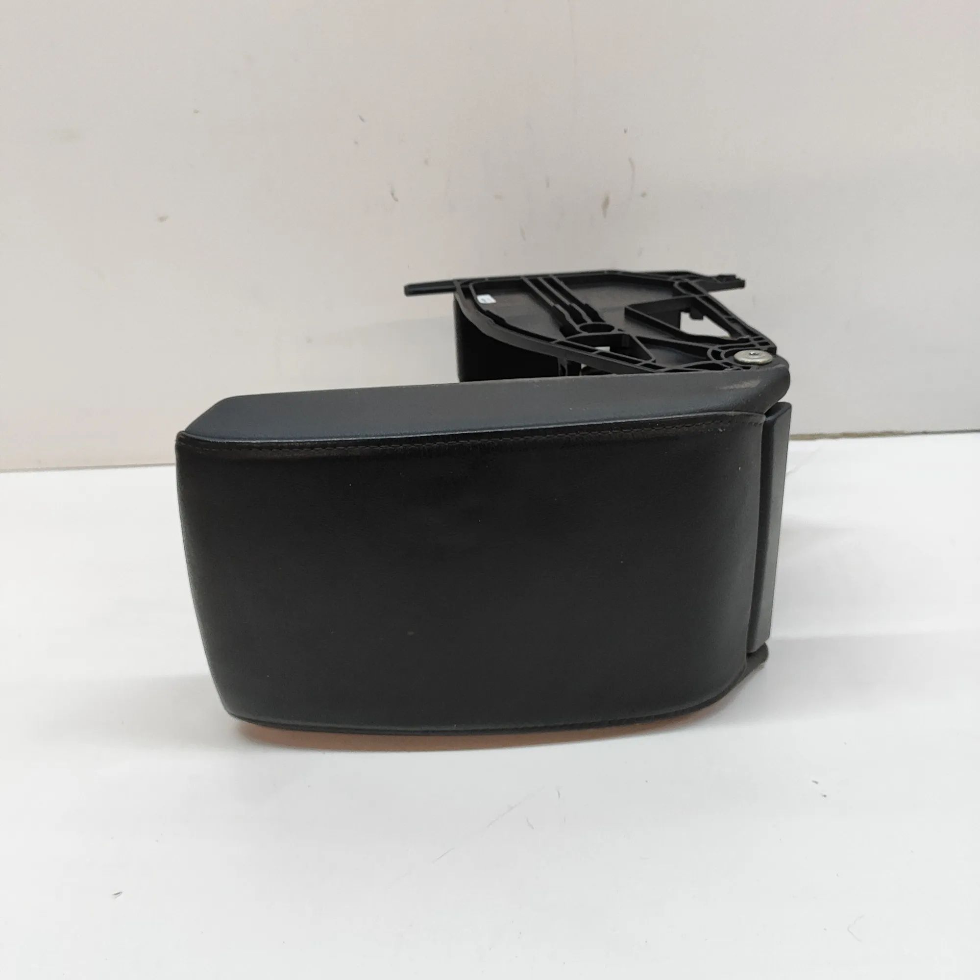 Skoda Octavia Käsinoja Armrest — SKODA OCTAVIA (III Combi 5E5) (2012-2...