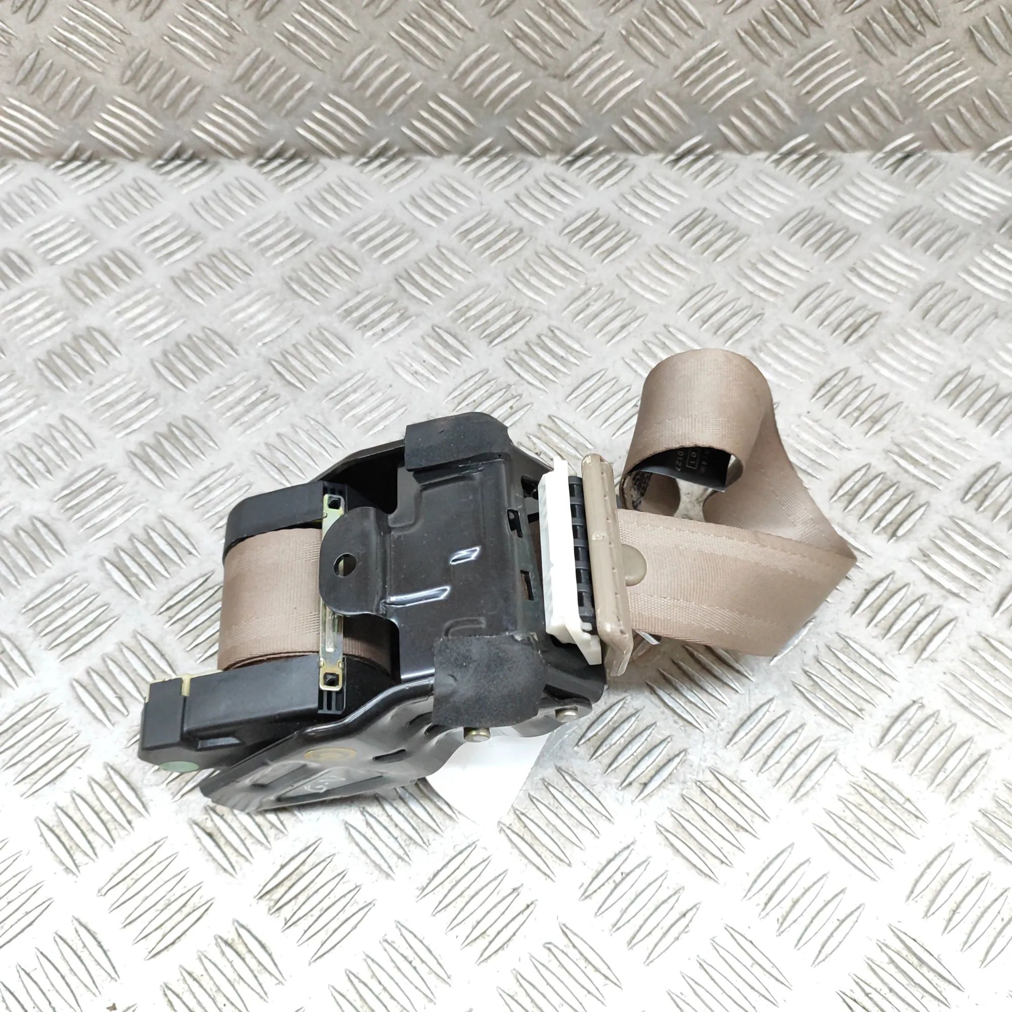 Jaguar XJ (X308) Rear Middle Seatbelt Rear Middle Seatbelt — JAGUAR XJ (X308) (1996-2...